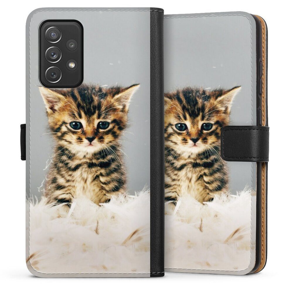 DeinDesign Handyhülle Katze Haustier Feder Kitty, Samsung Galaxy A72 Hülle Flip Case Klapphülle Handytasche Leder