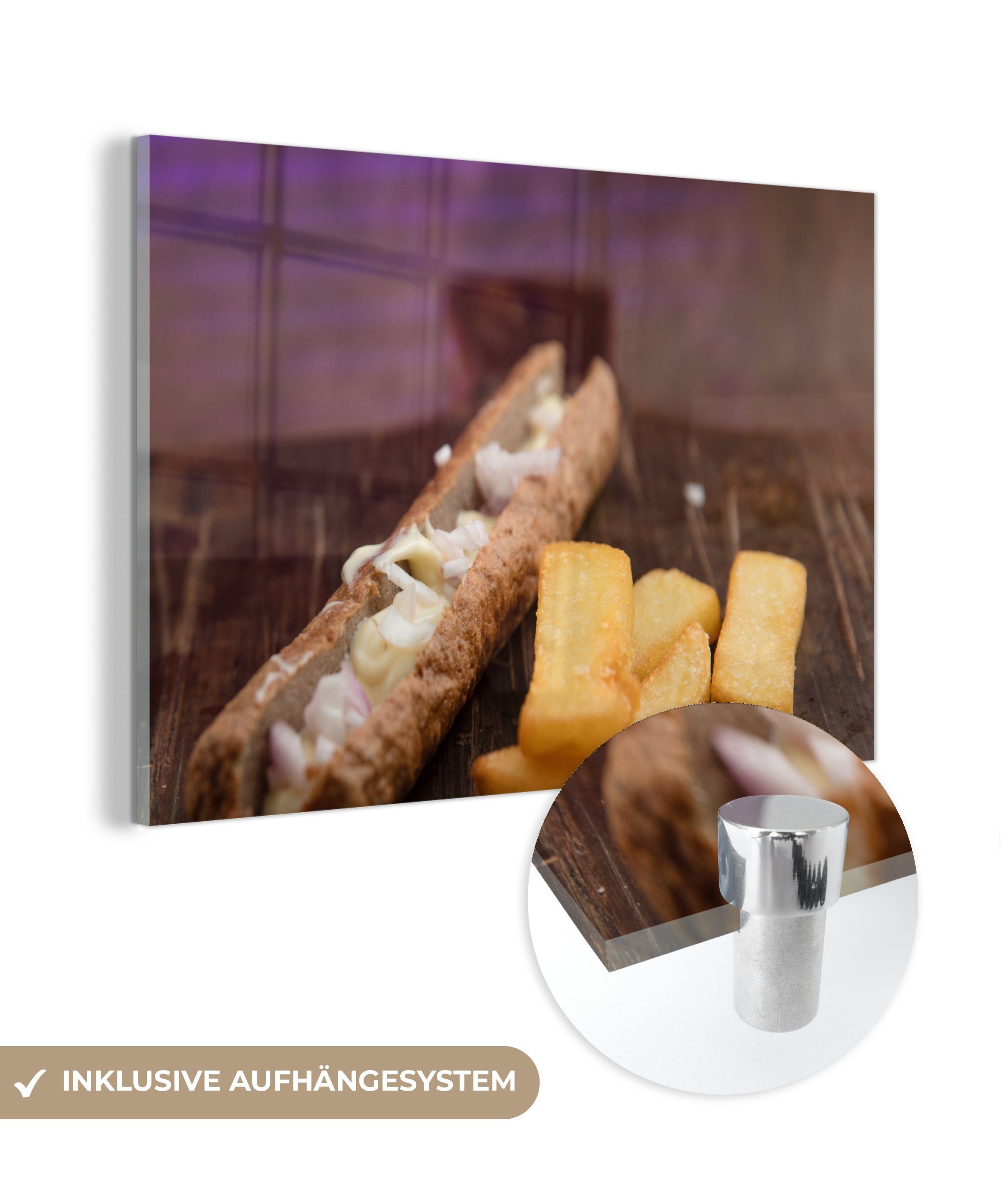 MuchoWow Acrylglasbild Ein Frikandel mit kleinen Pommes frites auf einem Holzbrett, (1 St), Acrylglasbilder Wohnzimmer & Schlafzimmer