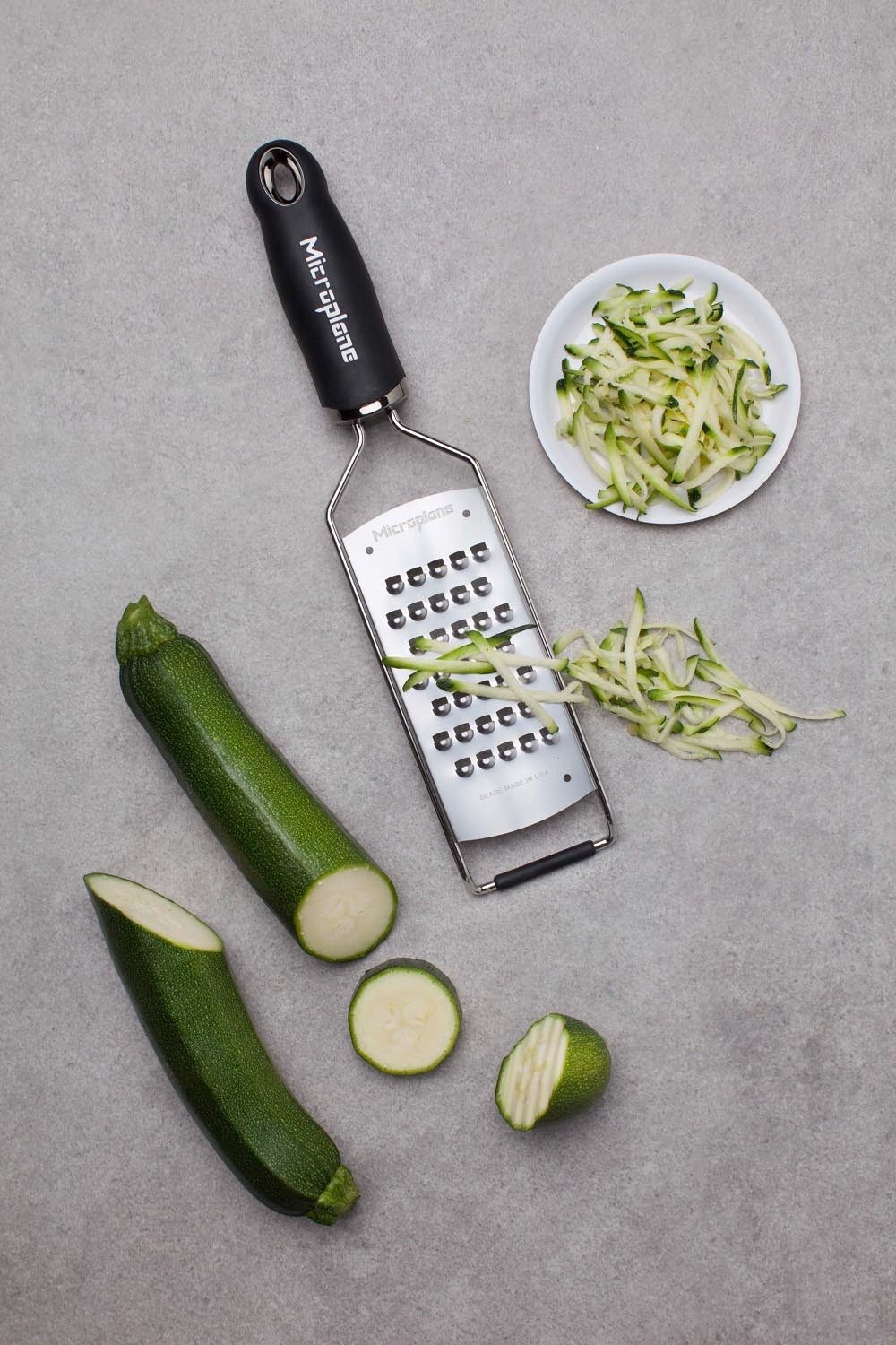 Microplane Küchenreibe Grobreibe GOURMET, L 31,5 cm, mit Gummifuß, Edelstahl, Gummi, Kunststoff, spülmaschinenfest, für dickere Streifen
