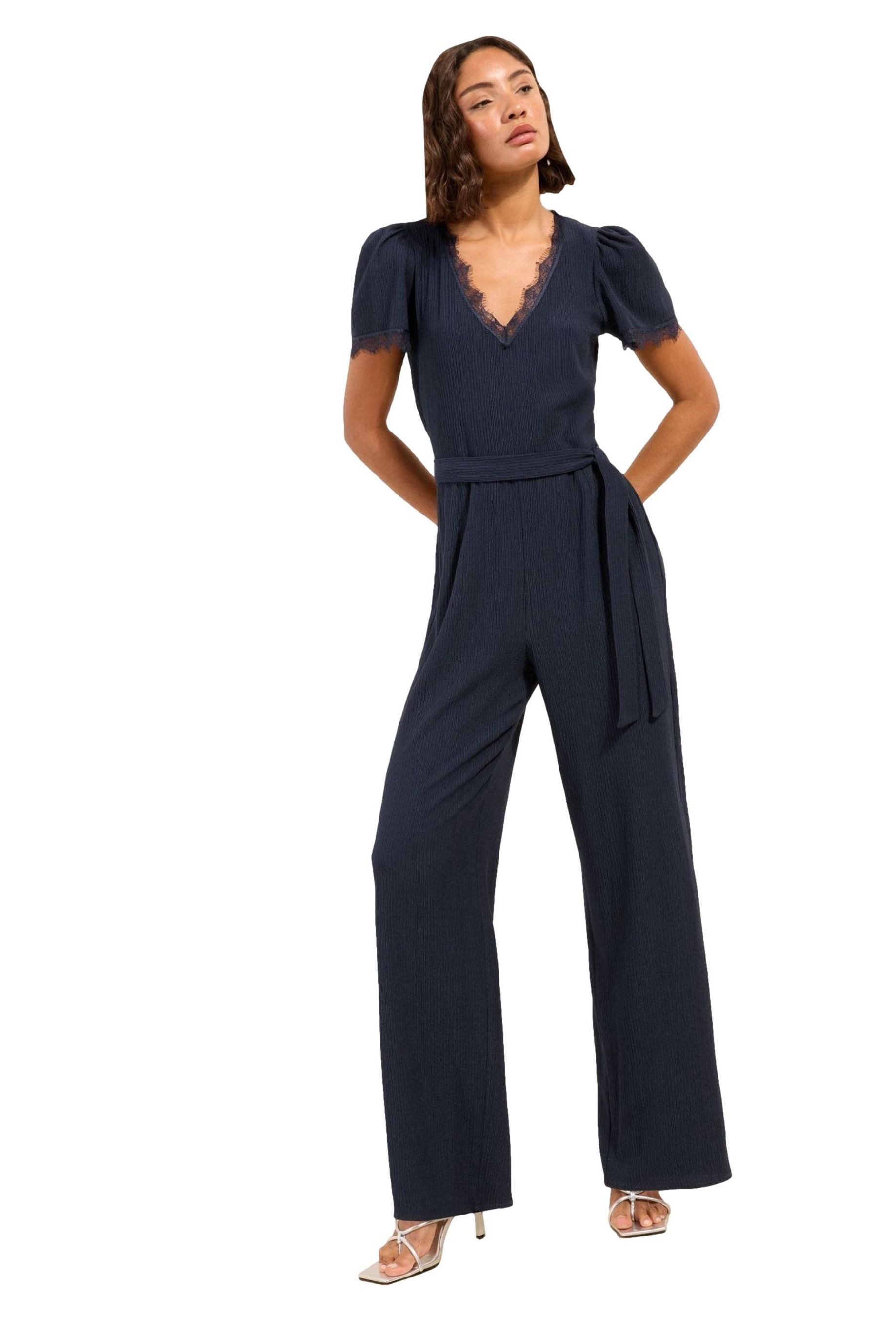 Friends Like These Jumpsuit Friends Like These Kurzarm-Jumpsuit mit Spitze (1-tlg)