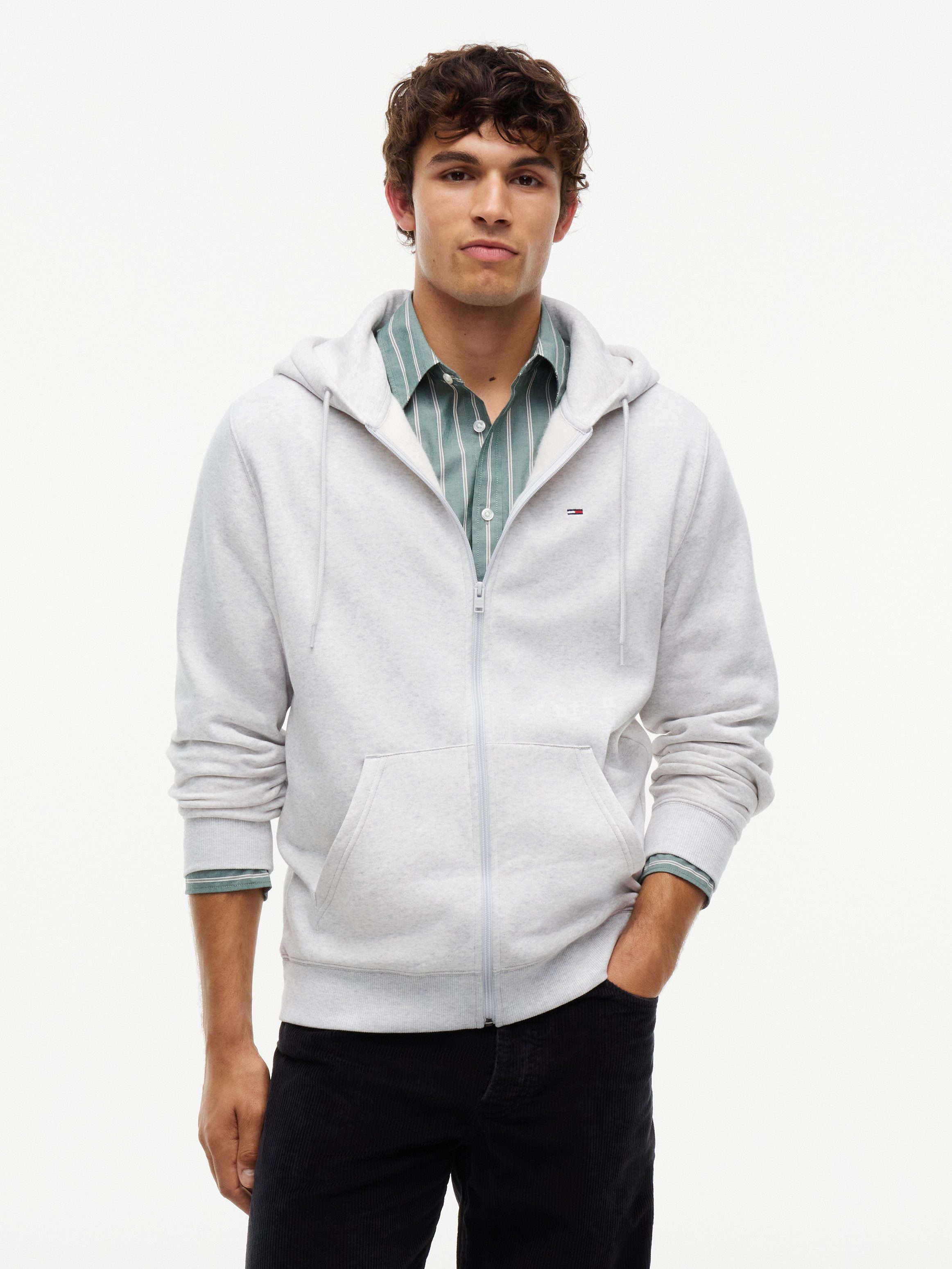 Tommy Jeans Kapuzensweatjacke TJM REGULAR S FLAG ZIP FLEECE THRU mit bestickten Markenlogo auf Brusthöhe