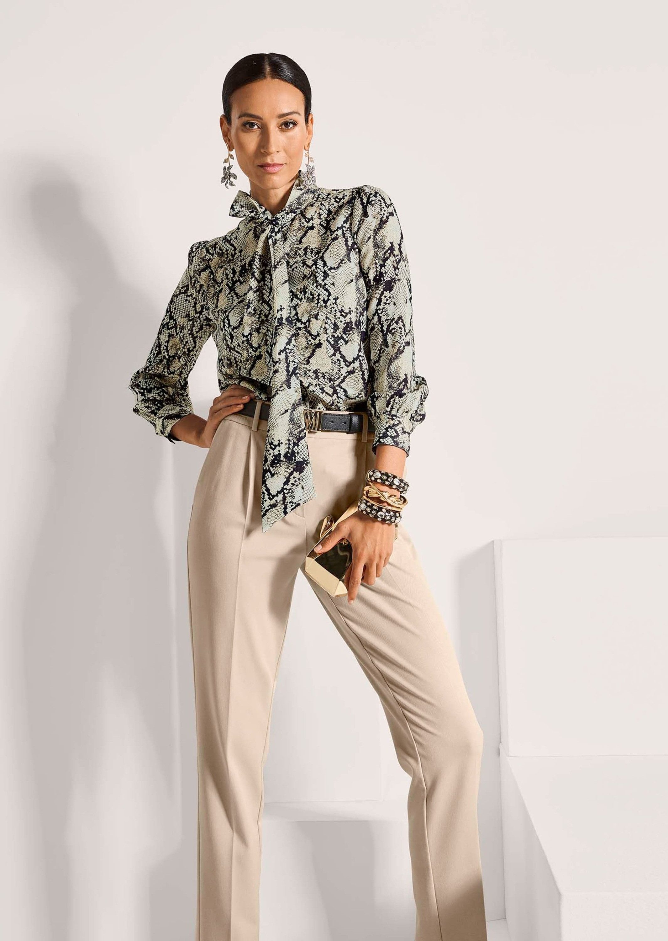 MADELEINE Langarmbluse Elegante Bluse mit Animal-Print Fließende Silhouette mit Stehkragen und langen Ärmeln