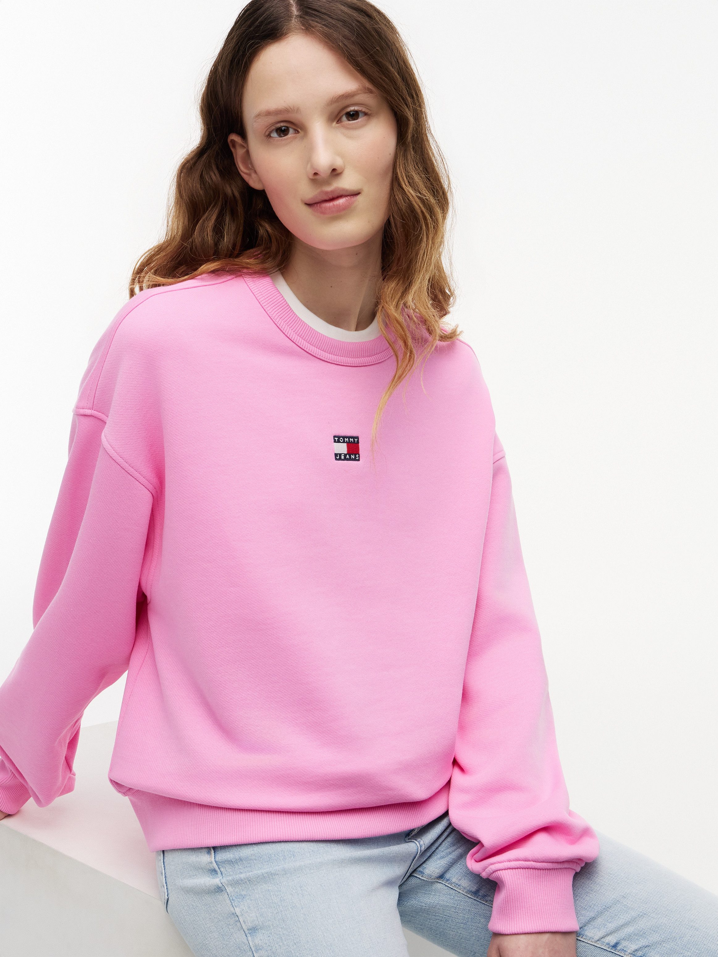 Tommy Jeans Kapuzensweatshirt TJW BXY BADGE CREW EXT Baumwolle, Kängurutasche