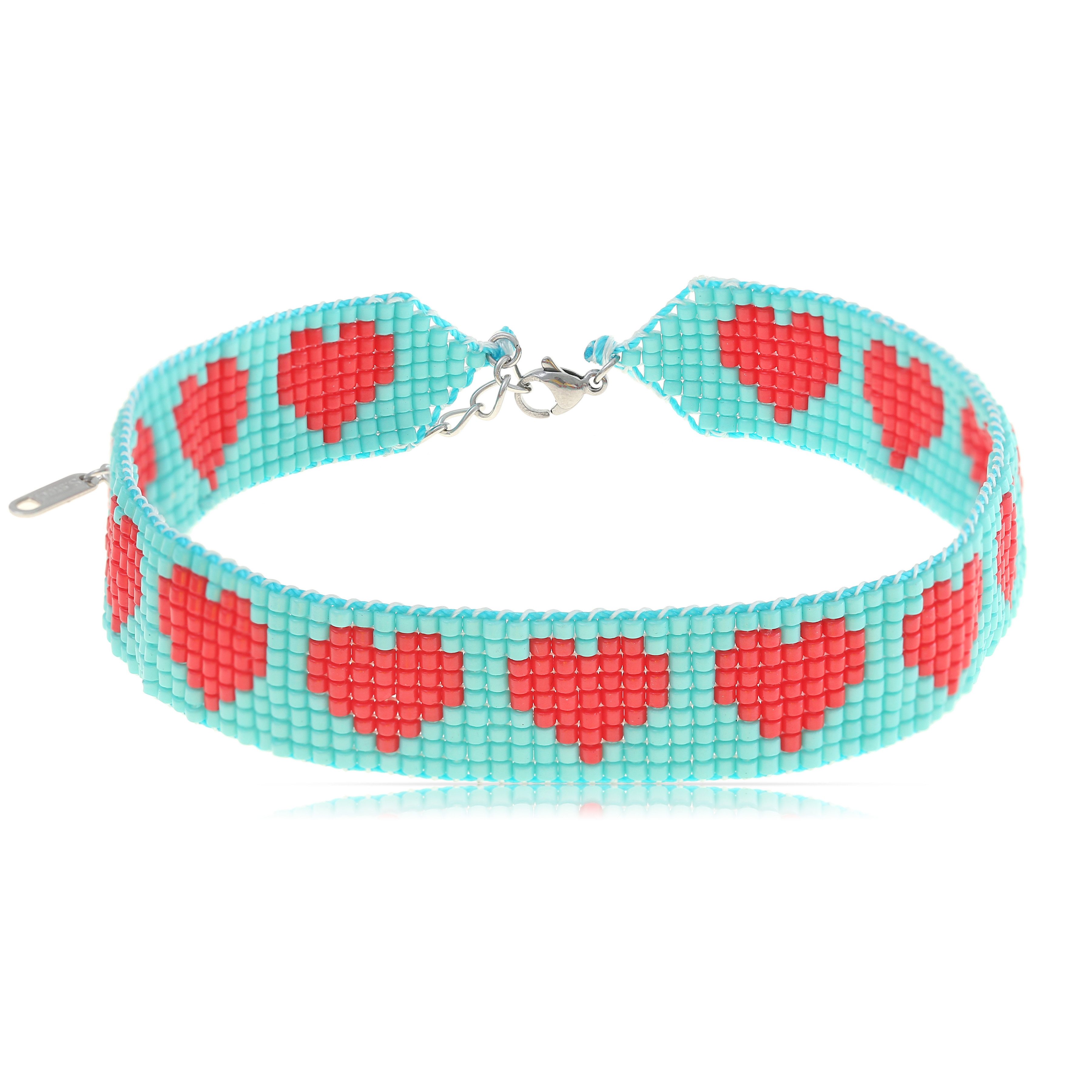 Made by Nami Perlenkette Damen Choker Kette mit Perlen und Herzen verstellbar Boho-Stil, aus Perlen – mit Verlängerung – sommerlich
