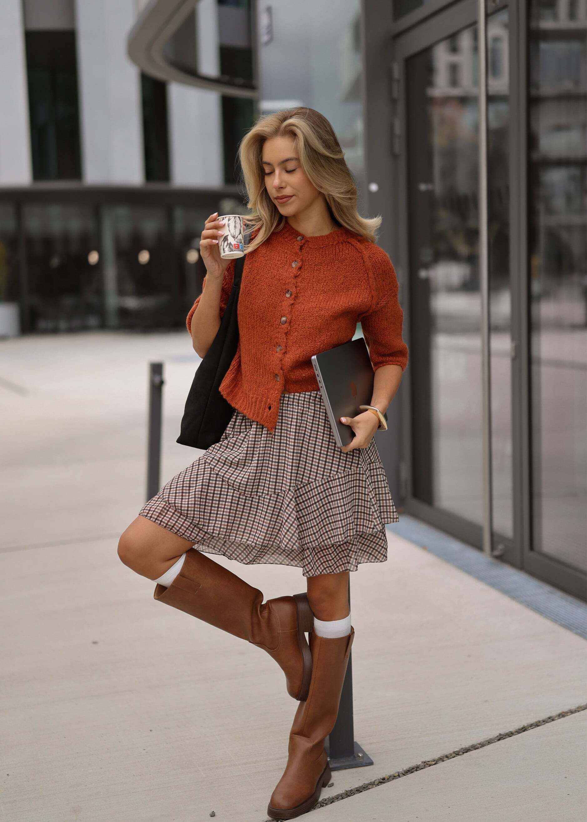 SASSYCLASSY Cardigan Kurzarm Cardigan mit Außennähten Damen Weicher Strickjacke mit Rundhalsausschnitt und Knopfleiste Rostrot – Bild 3 von 5