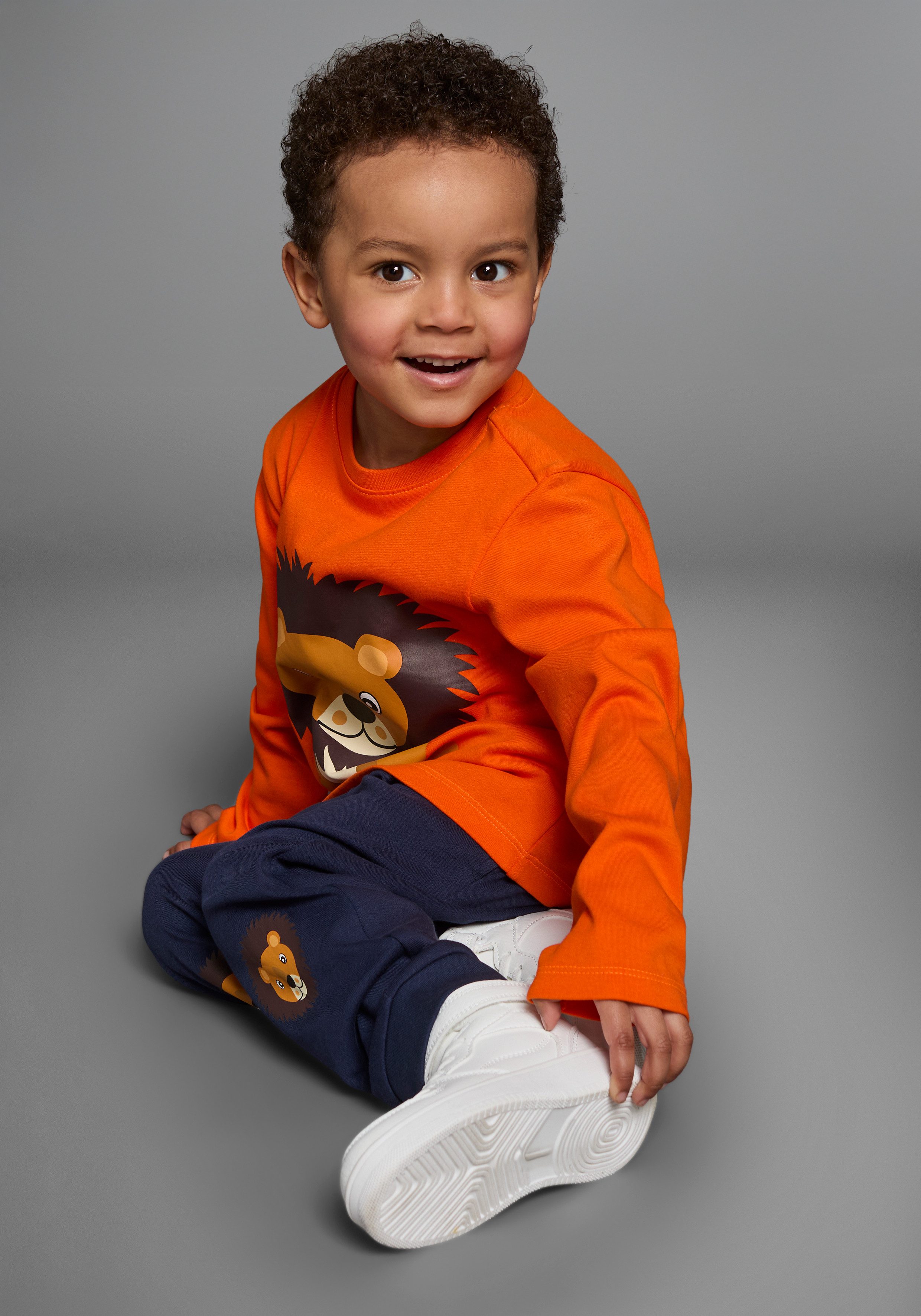 KIDSWORLD Shirt & Hose 2tlg. Set Langarmshirt+Hose (Set, 2-tlg., 2) mit Löwendruck – Bild 4 von 5