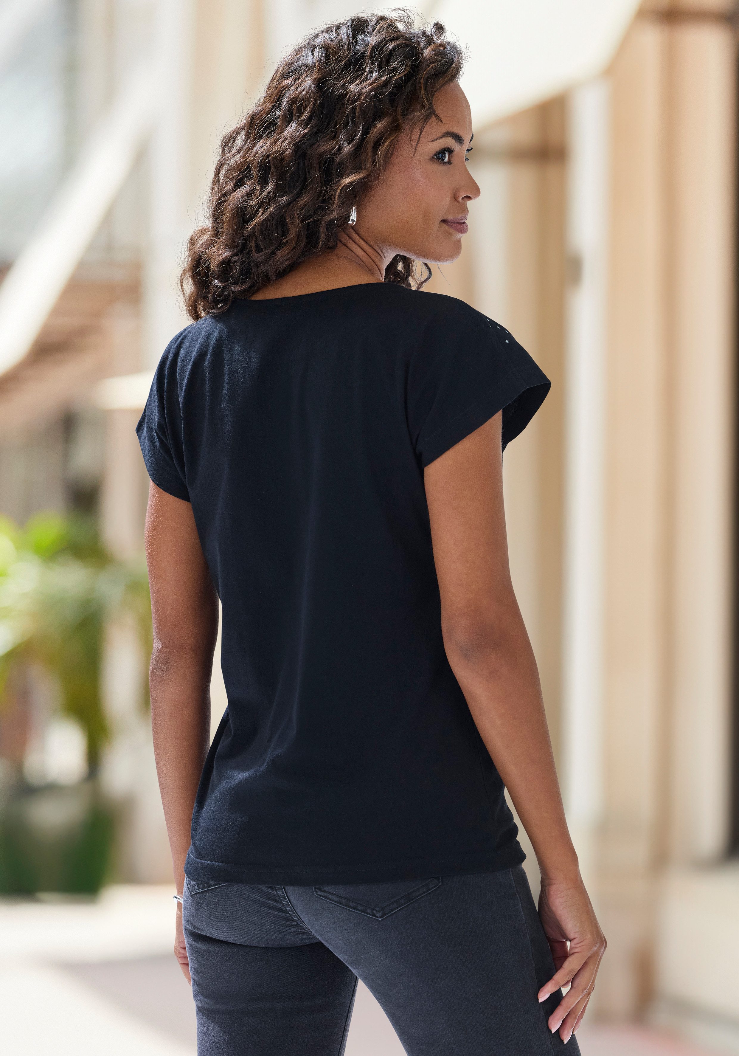 LASCANA T-Shirt mit glitzerndem Frontprint aus angenehmer Viskose-Baumwoll-Qualität – Bild 4 von 5