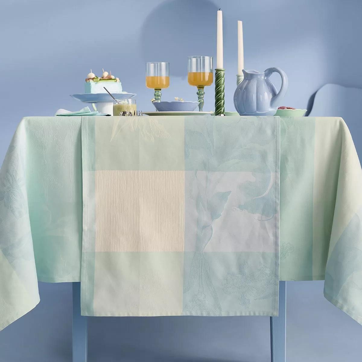 Garnier Thiebaut Tischläufer Tischläufer Mille Iris D'Eau Aqua 55x180 cm, jacquard-gewebt
