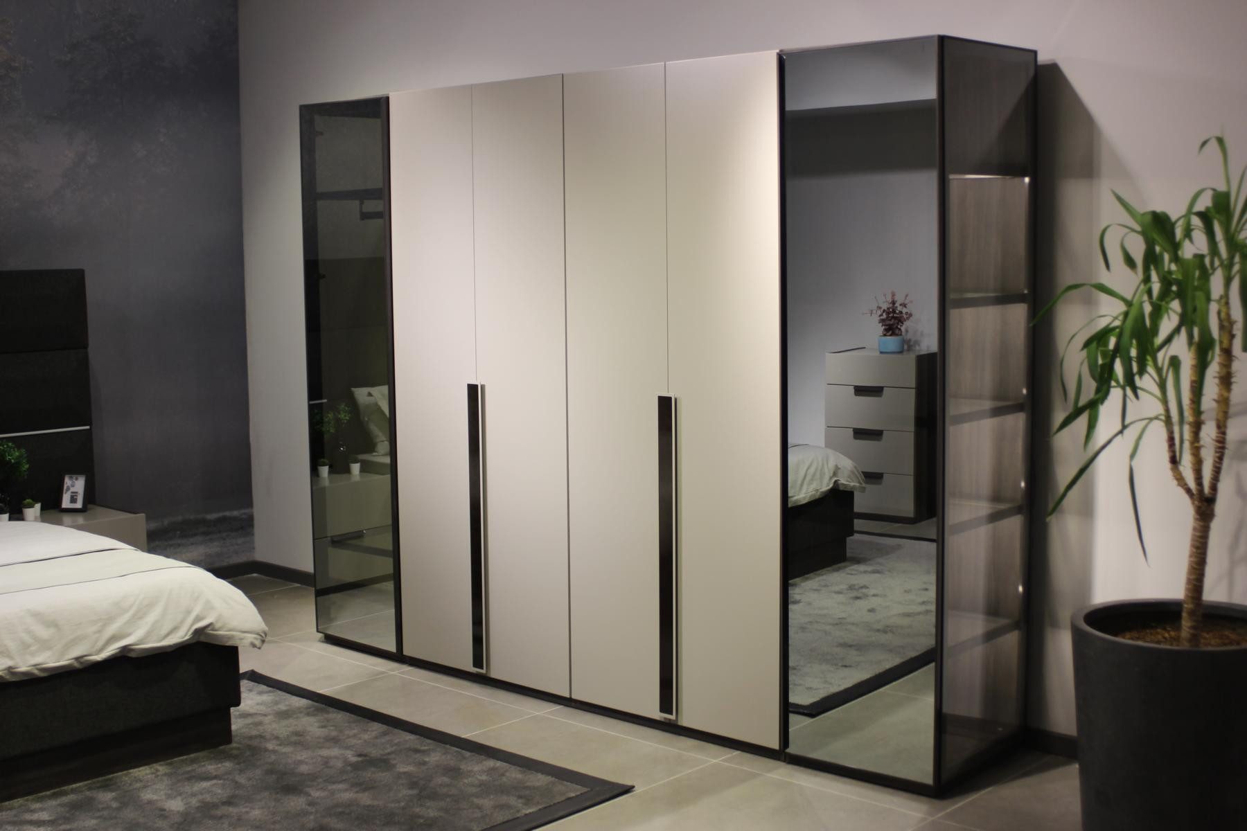 Kleiderschrank Luxuriöser Designer Kleiderschrank mit Spiegel für Schlafzimmer
