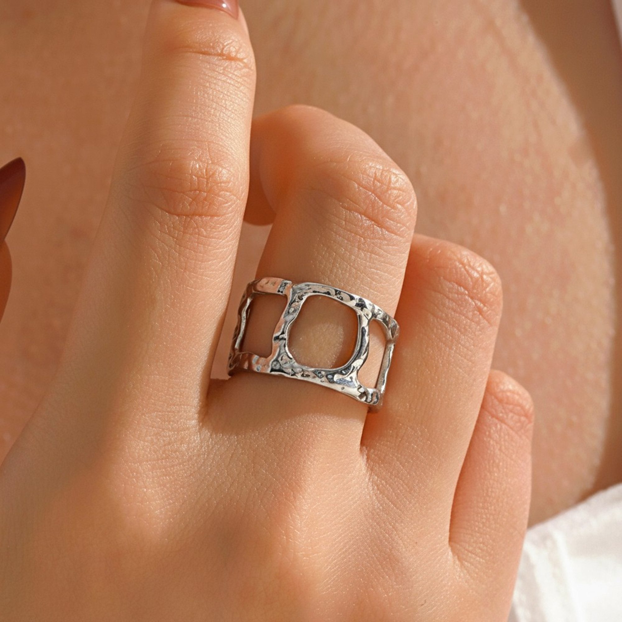 KARMA Fingerring Damenring Statement Ring Gold od. Silber Edelstahl (Geschenk Frauen Fingerring vergoldet, modern Damenschmuck Damen), hypoallergen wasserfest verstellbar