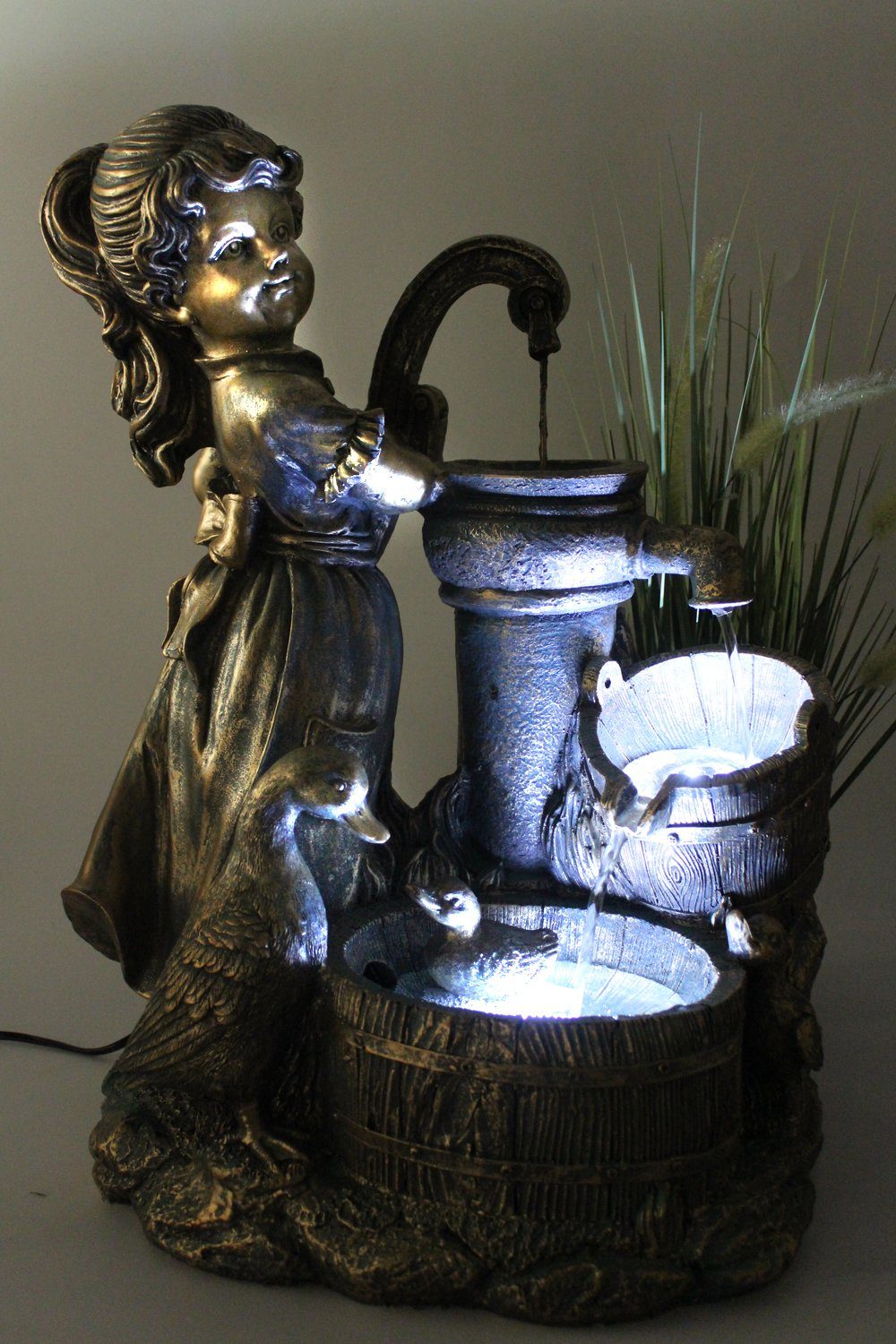Arnusa Gartenbrunnen Springbrunnen Heidi mit Gänse BK855 Gartendeko Wasserspiel Gartenfigur, mit LED Beleuchtung
