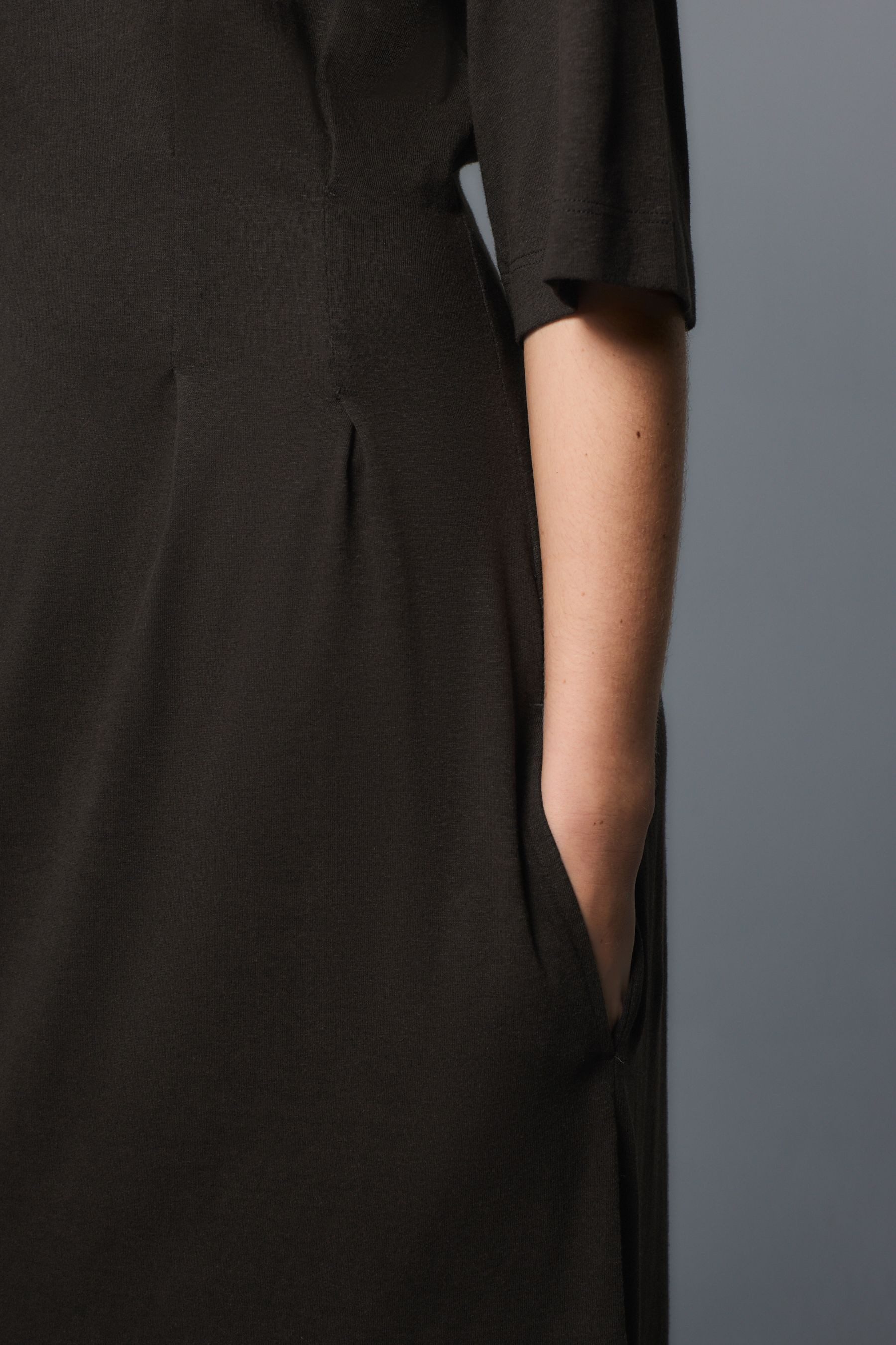 Next Midikleid Kurzärmeliges Midikleid mit Bindegürtel, Rollrand (1-tlg)