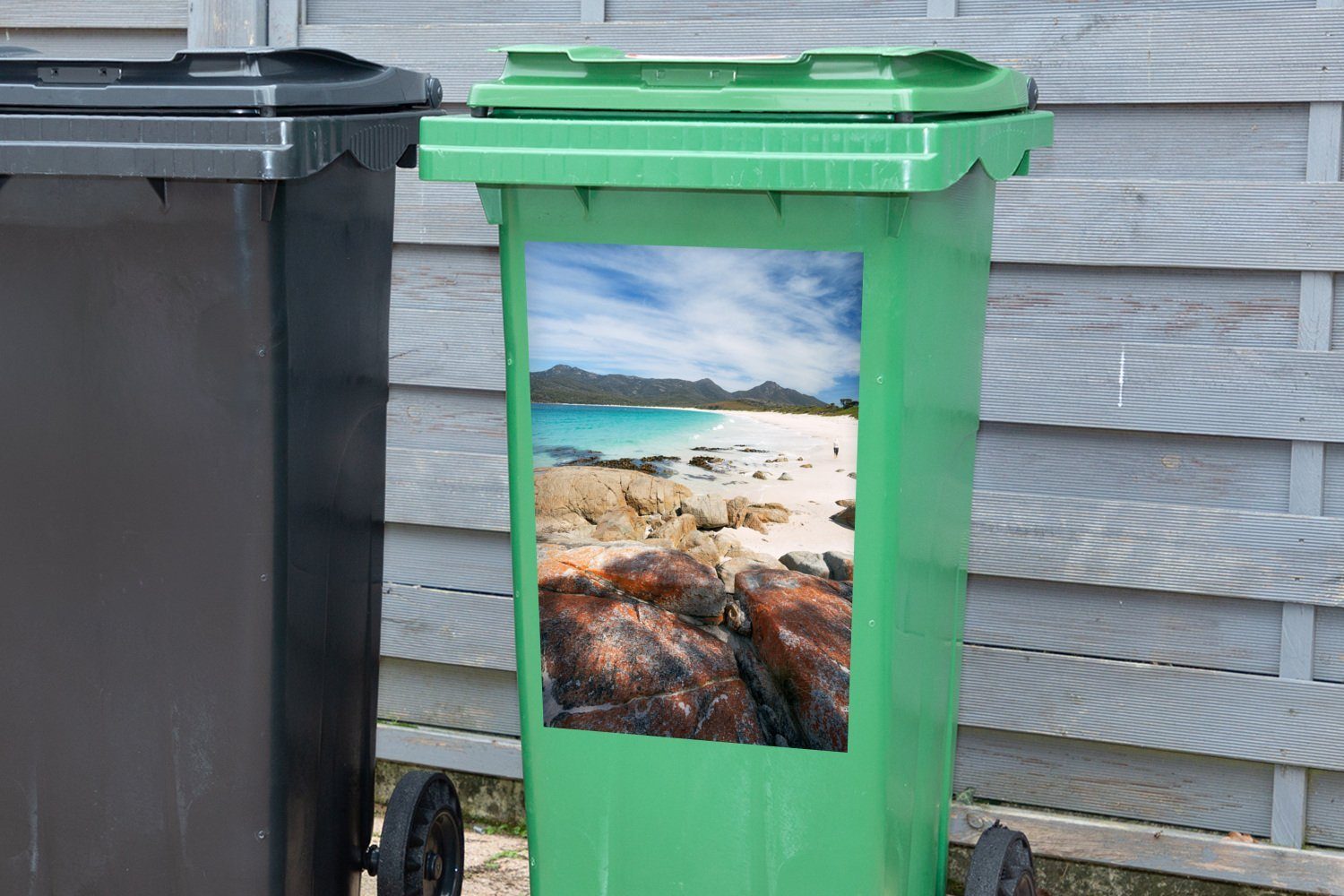 MuchoWow Wandsticker Strand in Tasmanien Sticker, St), Container, Mülleimer-aufkleber, Abfalbehälter Mülltonne, (1