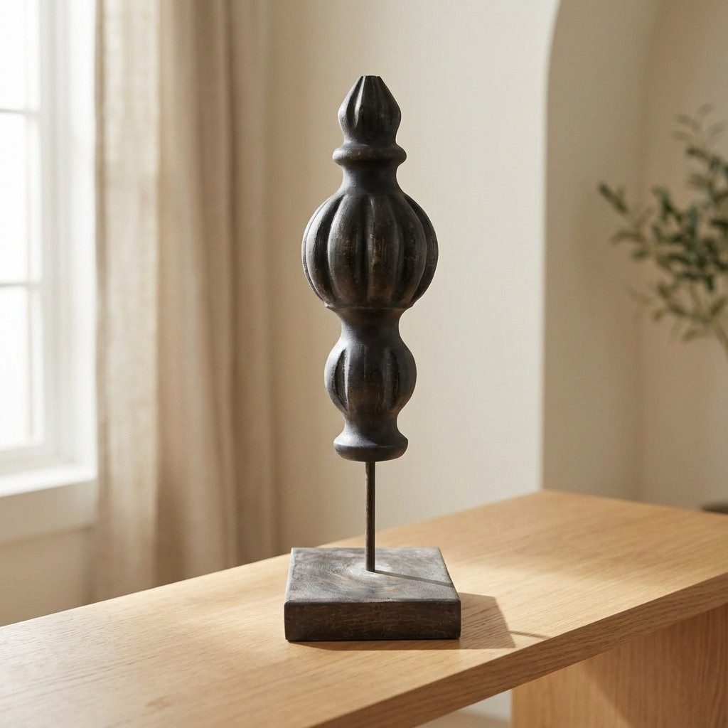 Antikas Wanddekoobjekt Hochwertige Deko Skulptur Holz, Finial auf Sockel, schwarz patiniert