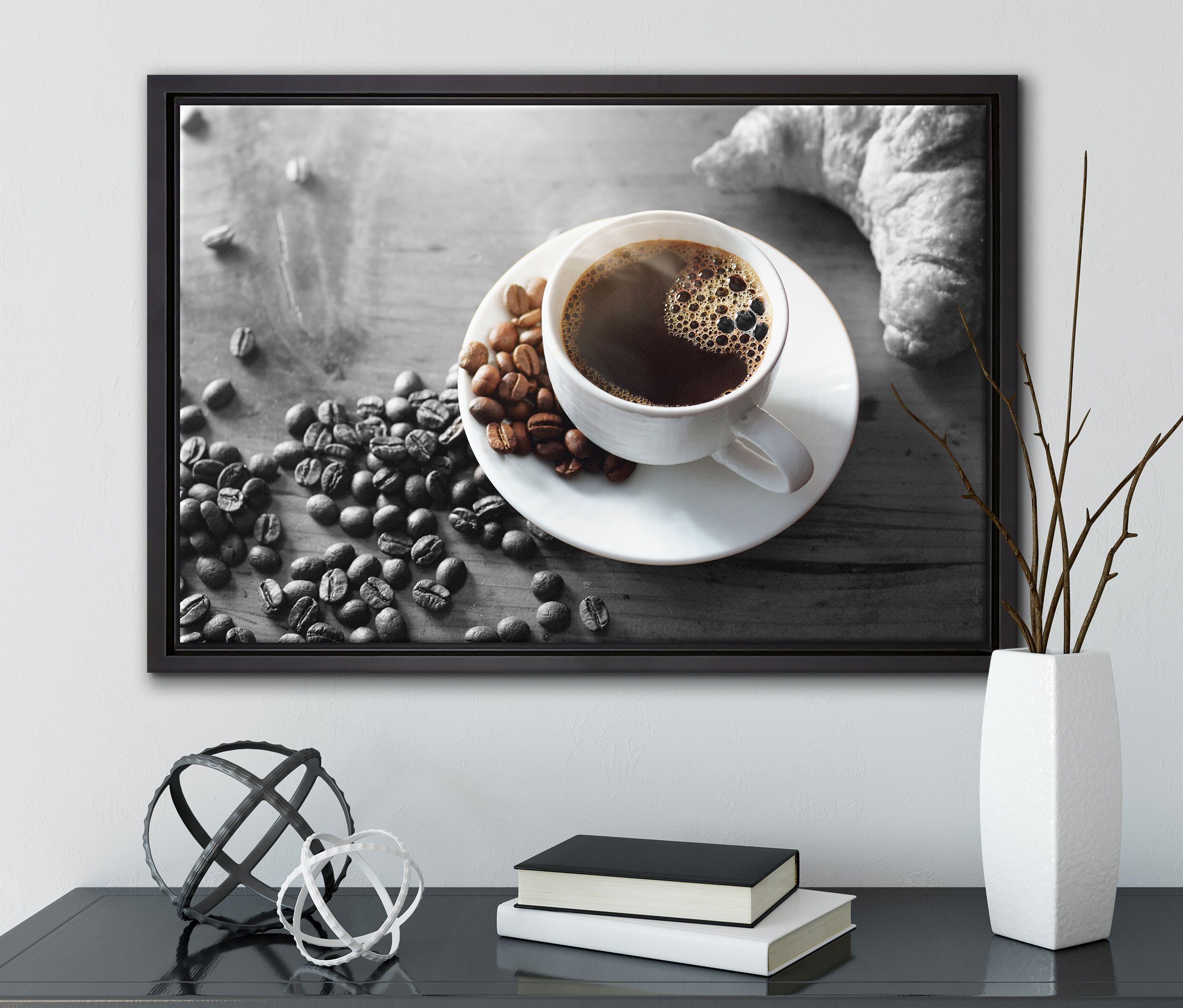 Schattenfugen-Bilderrahmen fertig in Tasse Kaffee einem St), B&W mit Leinwandbild Wanddekoration Pixxprint Leinwandbild Zackenaufhänger gefasst, (1 Croissant inkl. Bohnen und Detail, bespannt,