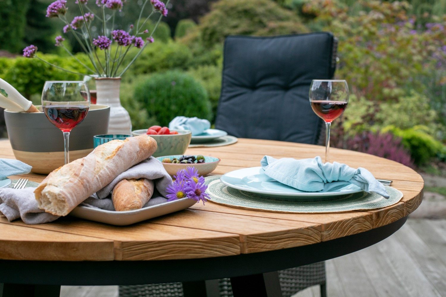 deVries Gartentisch Teakholz-Gartentisch Vermont - ø 130 cm, robuste Teakholz-Tischplatte - stabiles Aluminium-Gestell