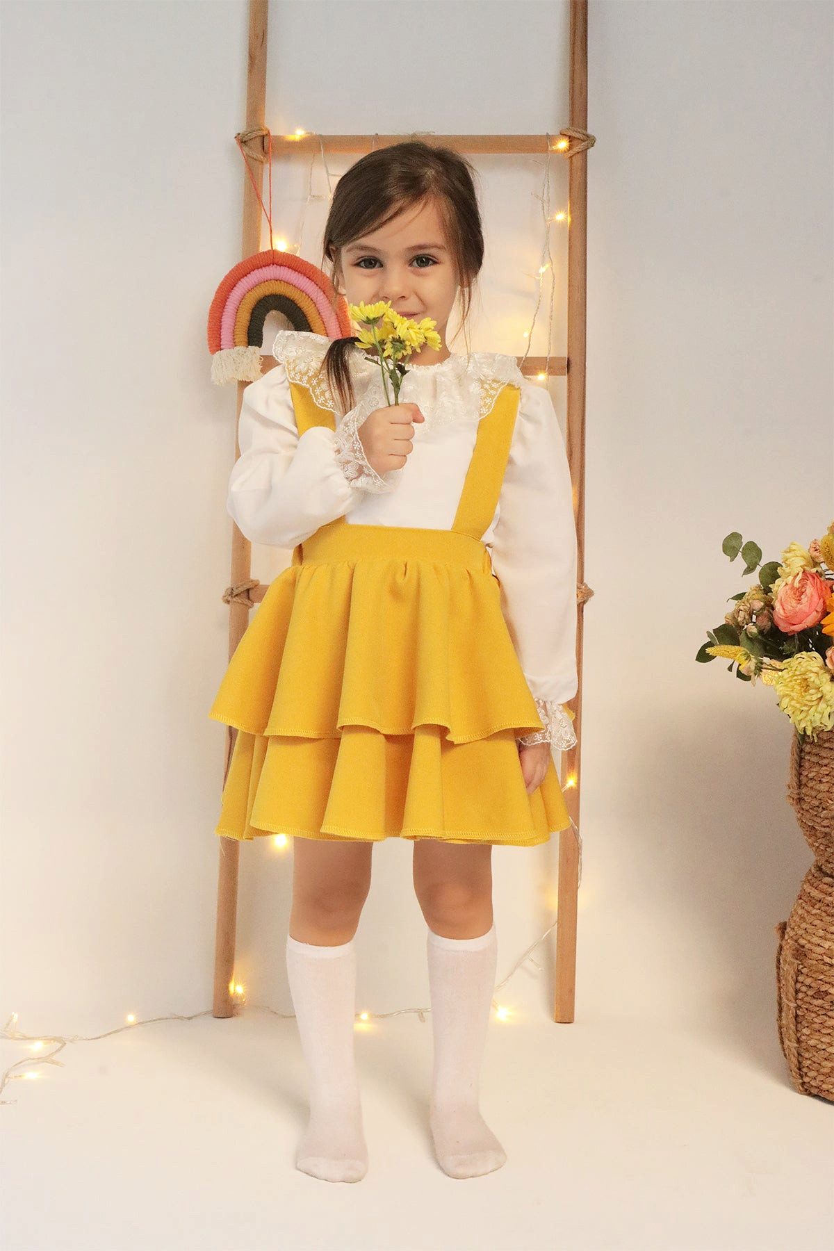 Parla Kids Shirt & Rock Gelbes Kleid mit Trägern dazu weiße langarm Bluse mit Spitzendetails (2-tlg., Rock und Shirt)