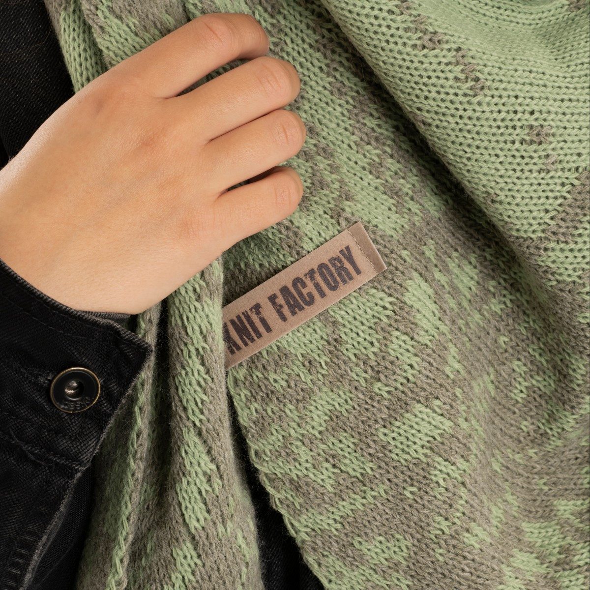 Knit Factory Strickschal Lea Dreiecksschal Urban Green Sage Green 190x85 cm Mix, (Set, 1-St. Spar-Set), Schal Damen Herren set loop tücher schals winter Strick Mode herbst