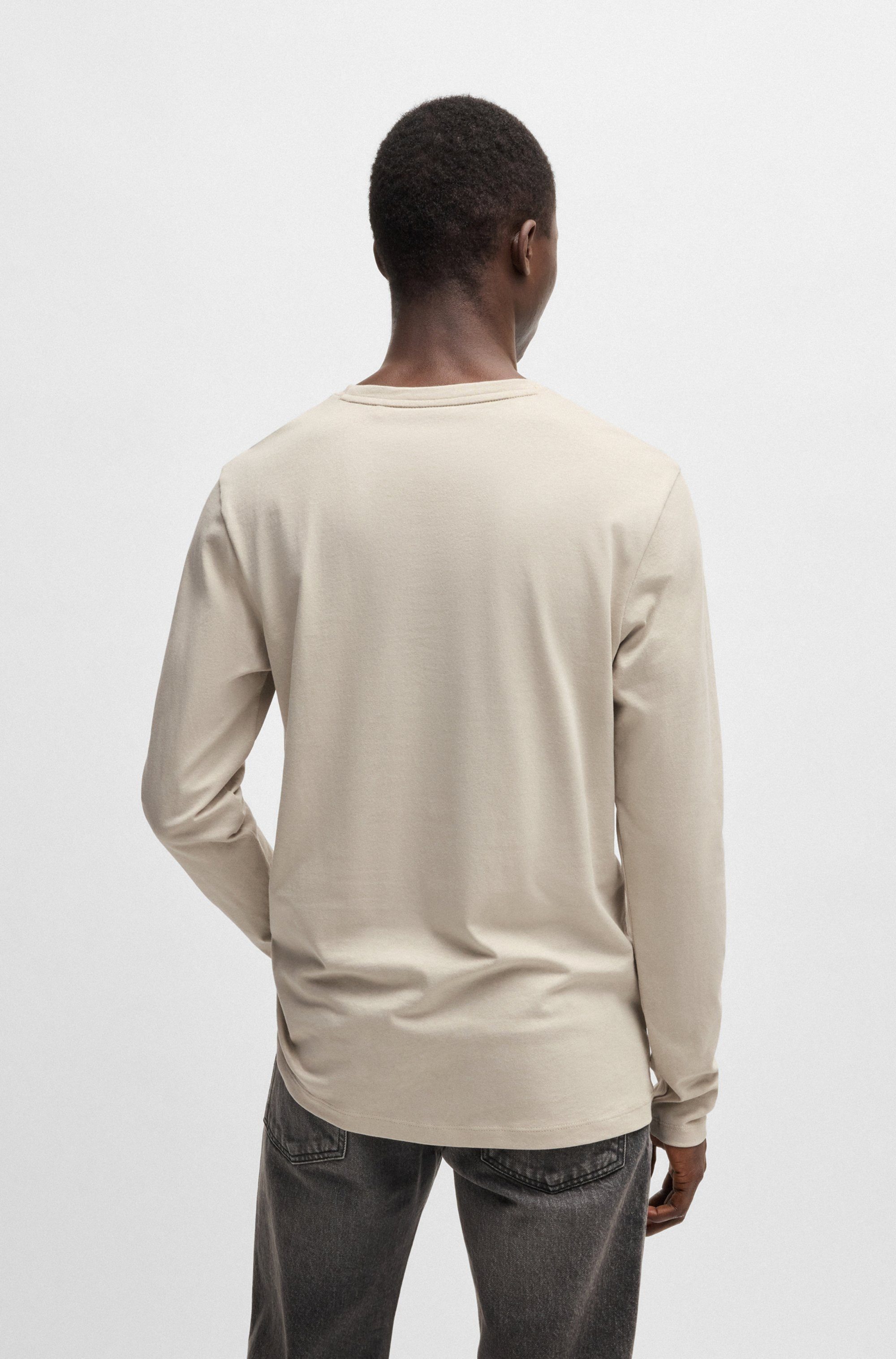 BOSS ORANGE Langarmshirt Tacks mit Markenlogo auf der Brust