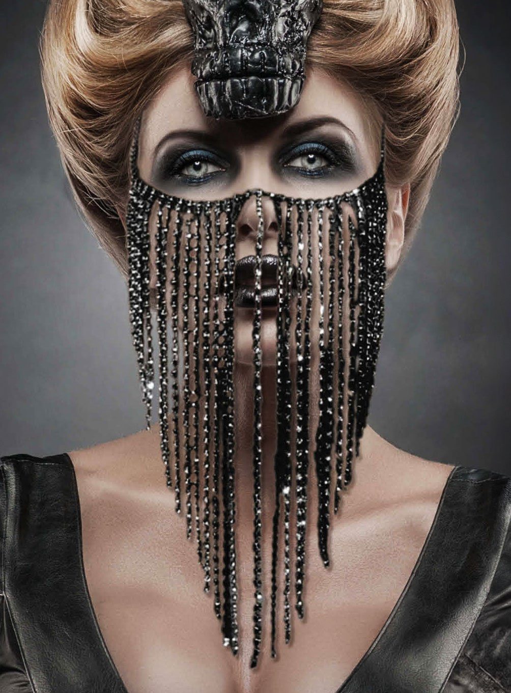 Metamorph Kostüm Schwarzer Juwelenschleier, Extravagantes Schmuckstück für Goth, Vampirin oder Dunkle Fee