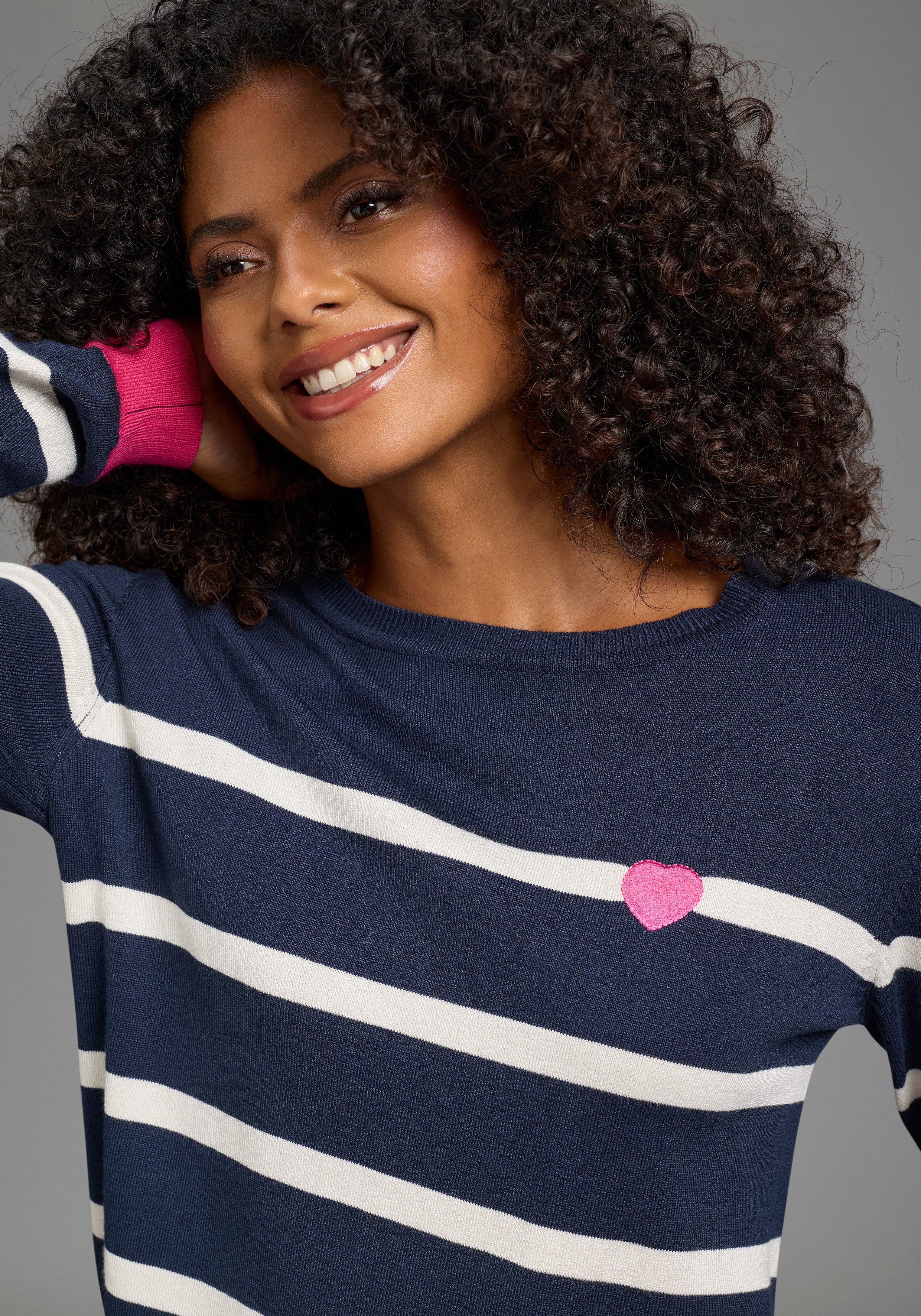 Laura Scott Strickpullover aus Feinstrick, figurumspielende Passform mit Bindeband und Herzmotiv