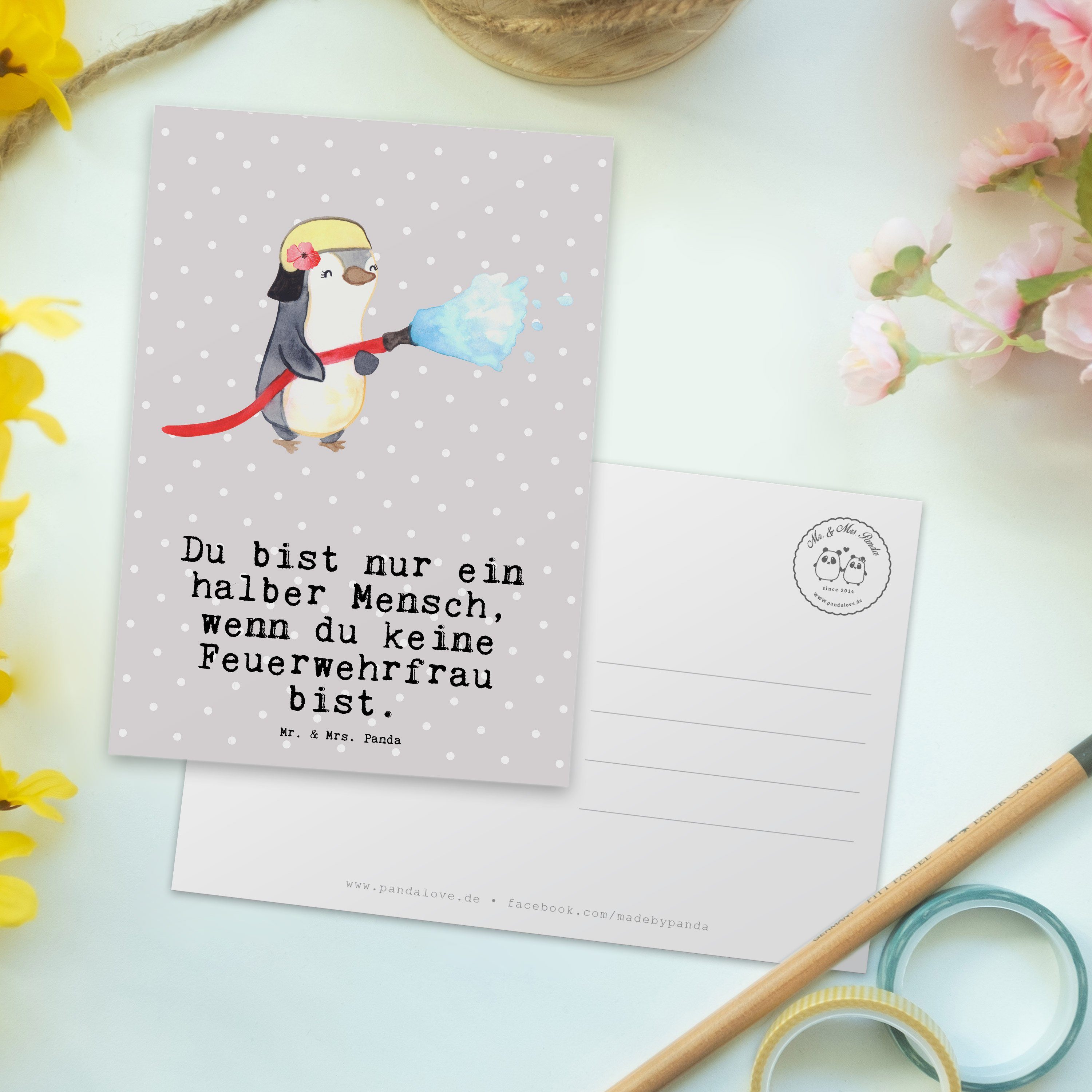 Mr. & Mrs. Panda - Feuerwehrfrau Feuerwehrhauptfrau Pastell mit Postkarte Herz Grau - Geschenk