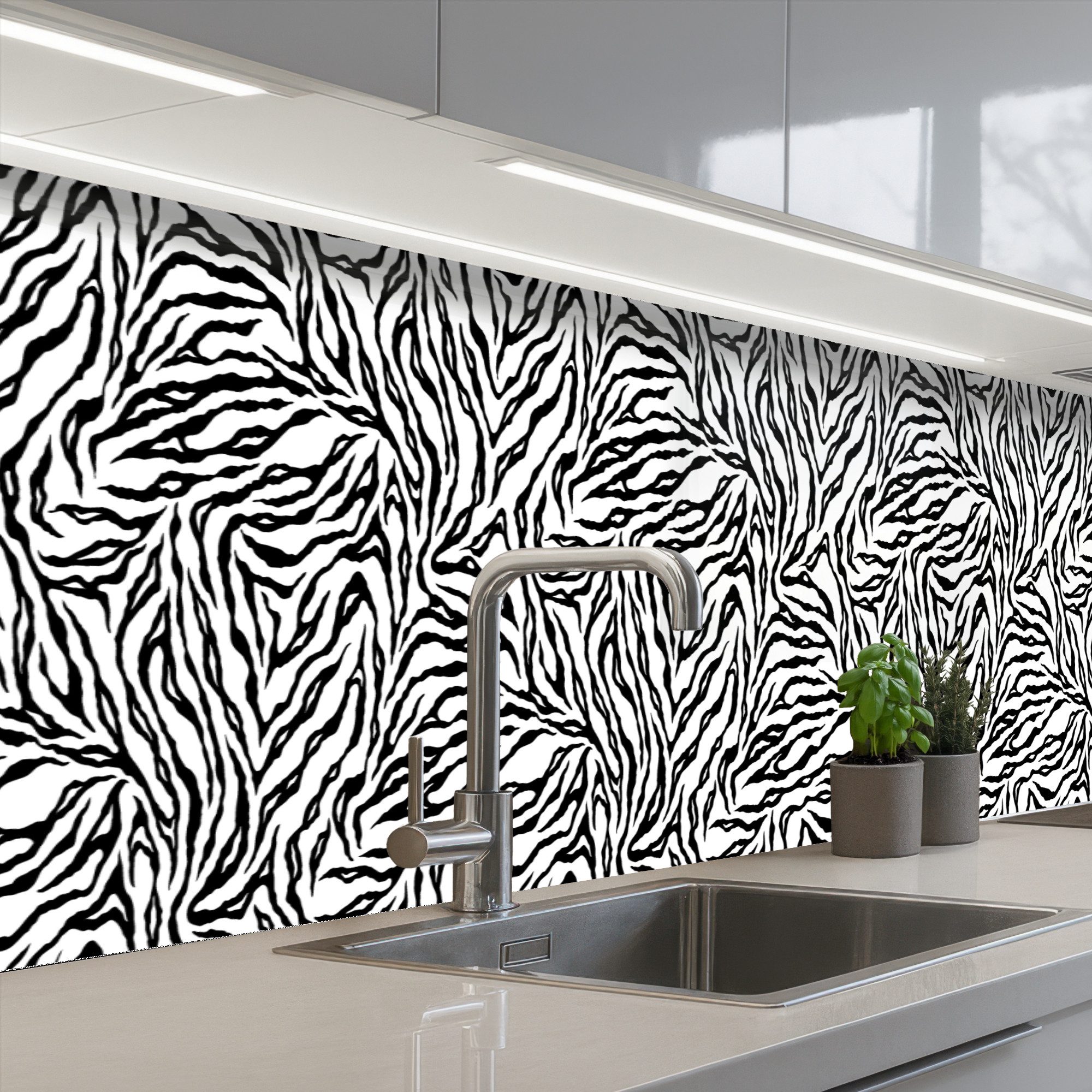 KitchenYeah Küchenrückwand selbstklebend Tigerdruck - Schwarz - Weiß - Tiere - Muster, (1-tlg), Spritzschutz, Küche, Rückwand, Küchenwand, Küchenfront, 300x60 cm