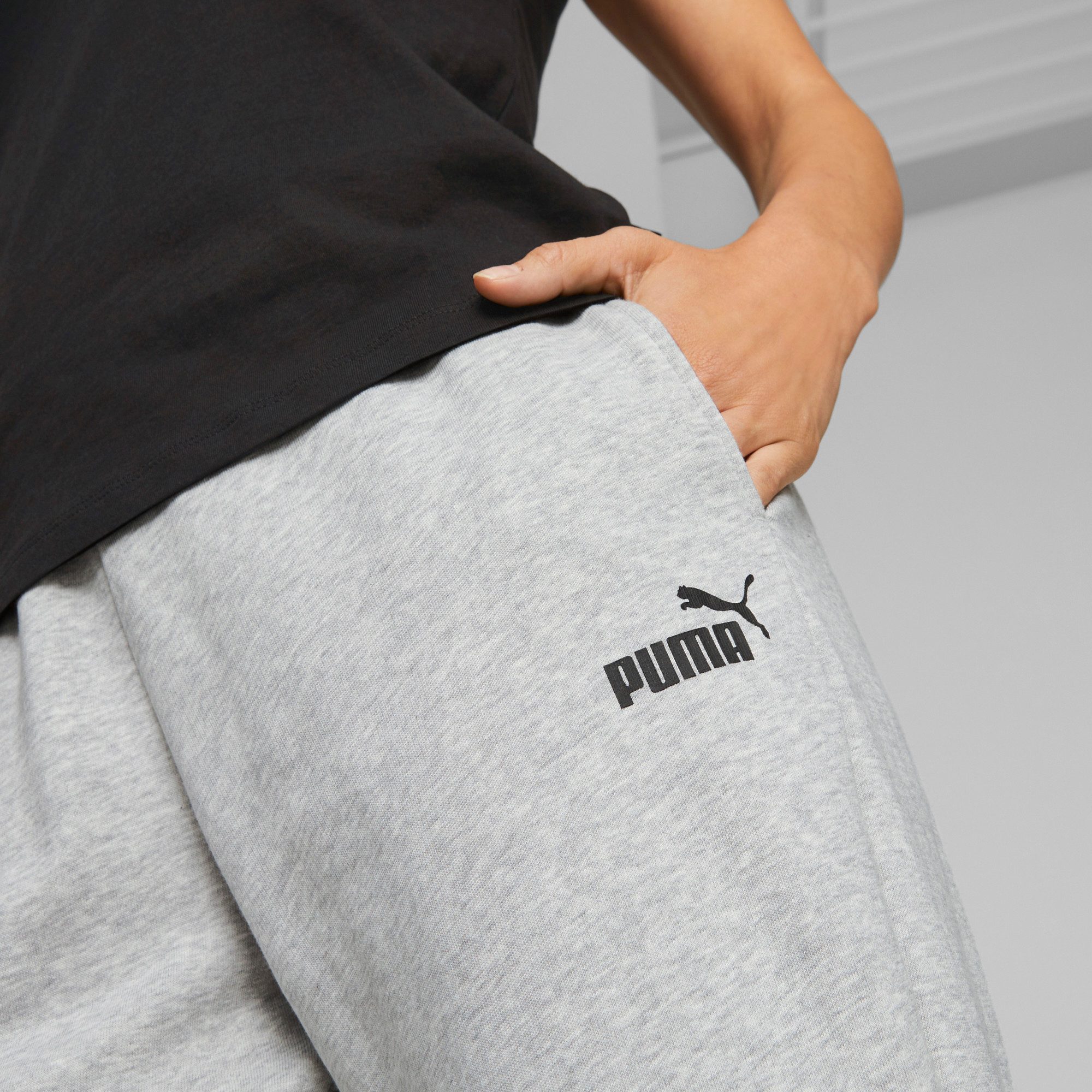 PUMA Jogginghose ESS SWEATPANTS TR CL für entspannte und sportliche Aktivitäten, Regular Fit
