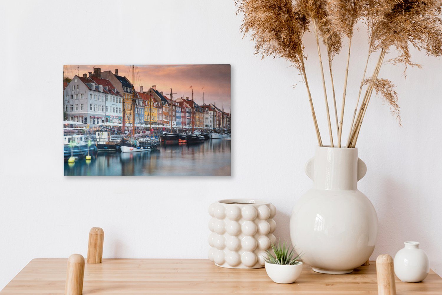 OneMillionCanvasses® Leinwandbild Die Häuser in Leinwandbilder, St), Nyhavn cm unter einem farbigen Aufhängefertig, 30x20 Himmel, (1 Wandbild Wanddeko