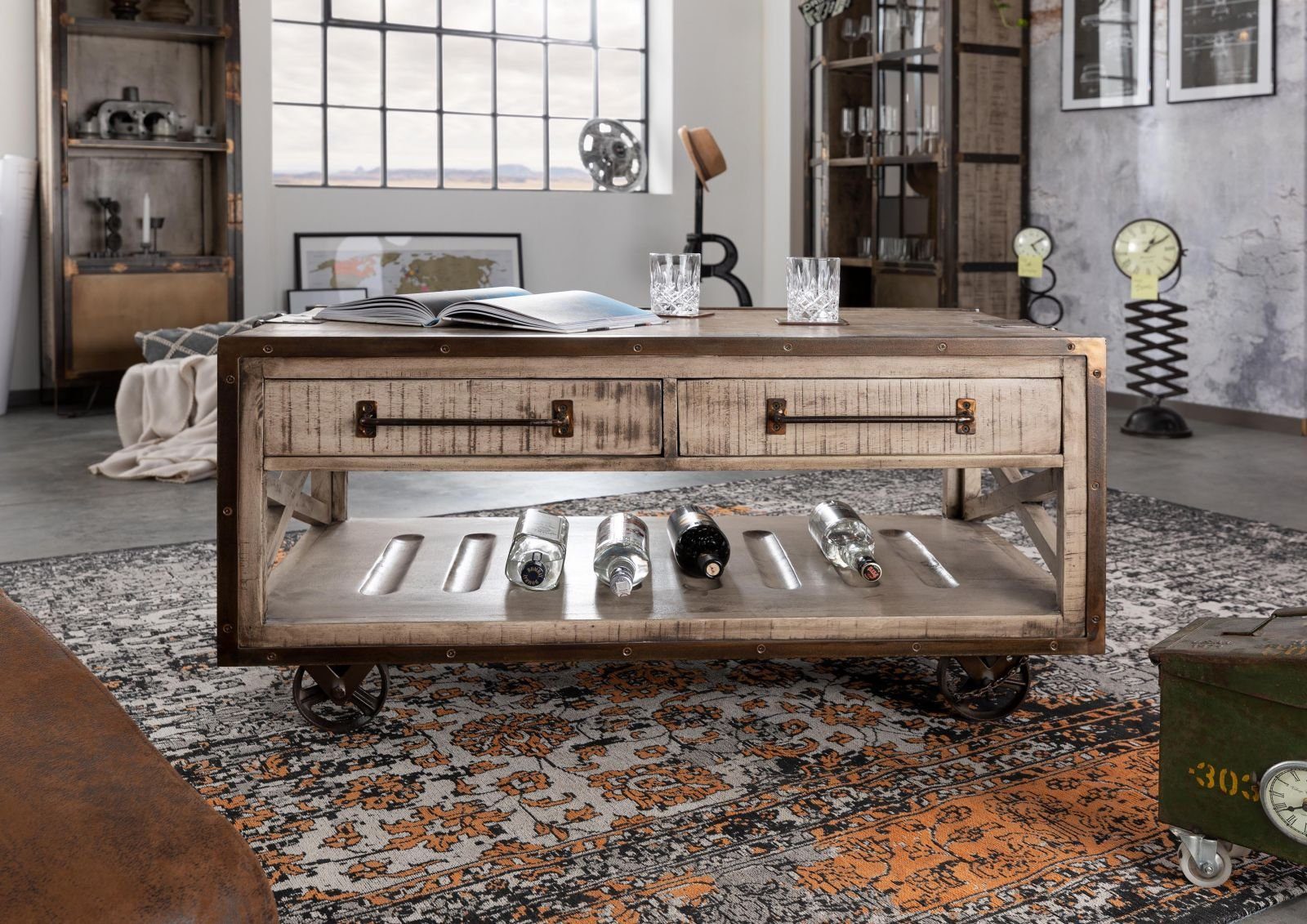 Massivmoebel24 Couchtisch HEAVY INDUSTRY (112x61x55 außergewöhnlicher Massivholz Couchtisch mit Flaschenhalter im Used Look, rollbarer brauner Beistelltisch aus Holz massiv Mango - montiert)