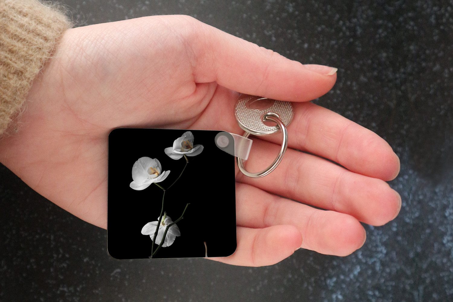 MuchoWow Schlüsselanhänger Orchidee - Blumen - Schwarz - Weiß - Stilleben, Quadratisch, Accessoire Auto / Haus / Rucksack / Handtasche, 5x5 cm