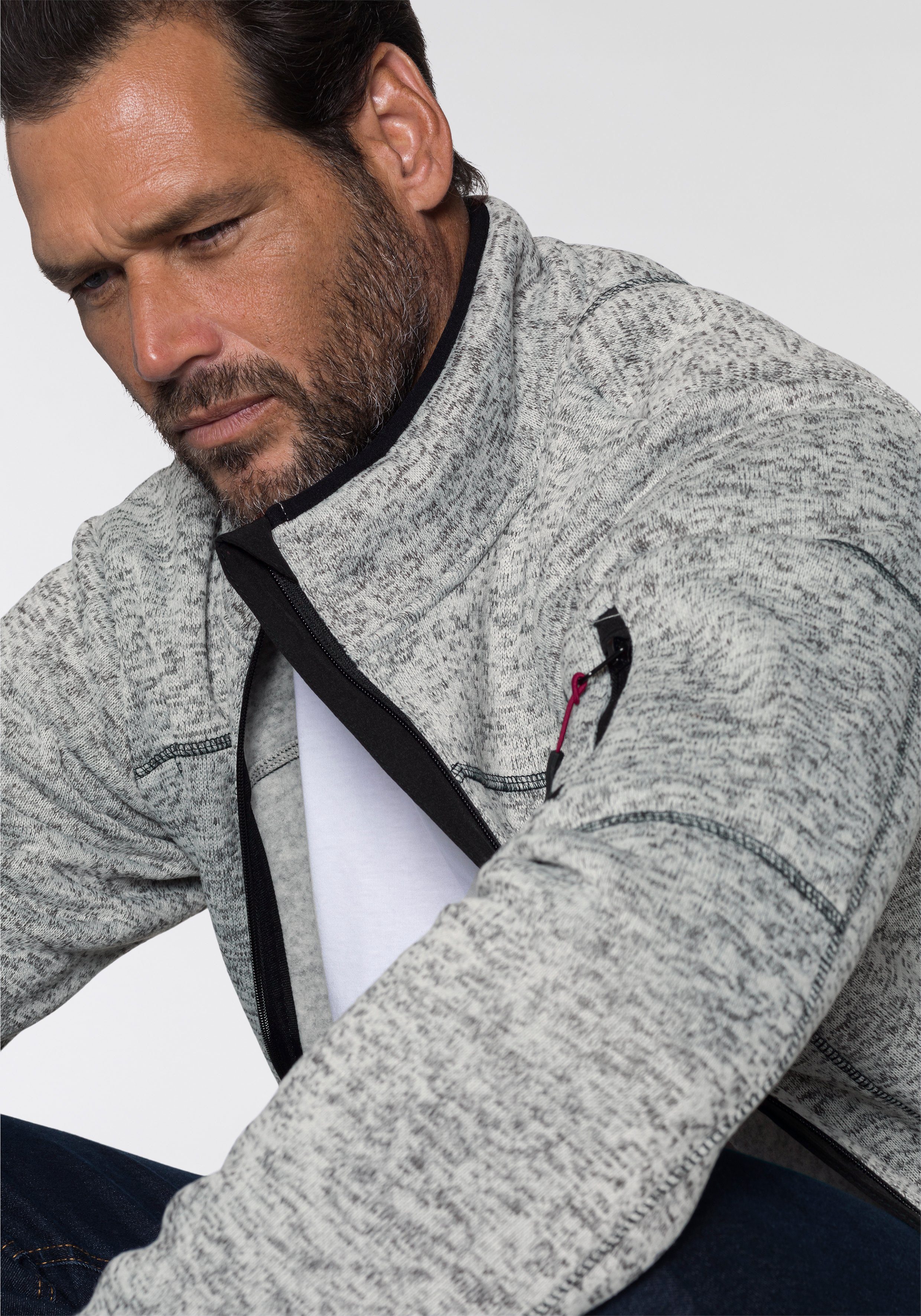 Man's World Strickfleecejacke für die Übergangszeit, mit Reißverschlusstaschen, mit Stehkragen – Bild 4 von 5