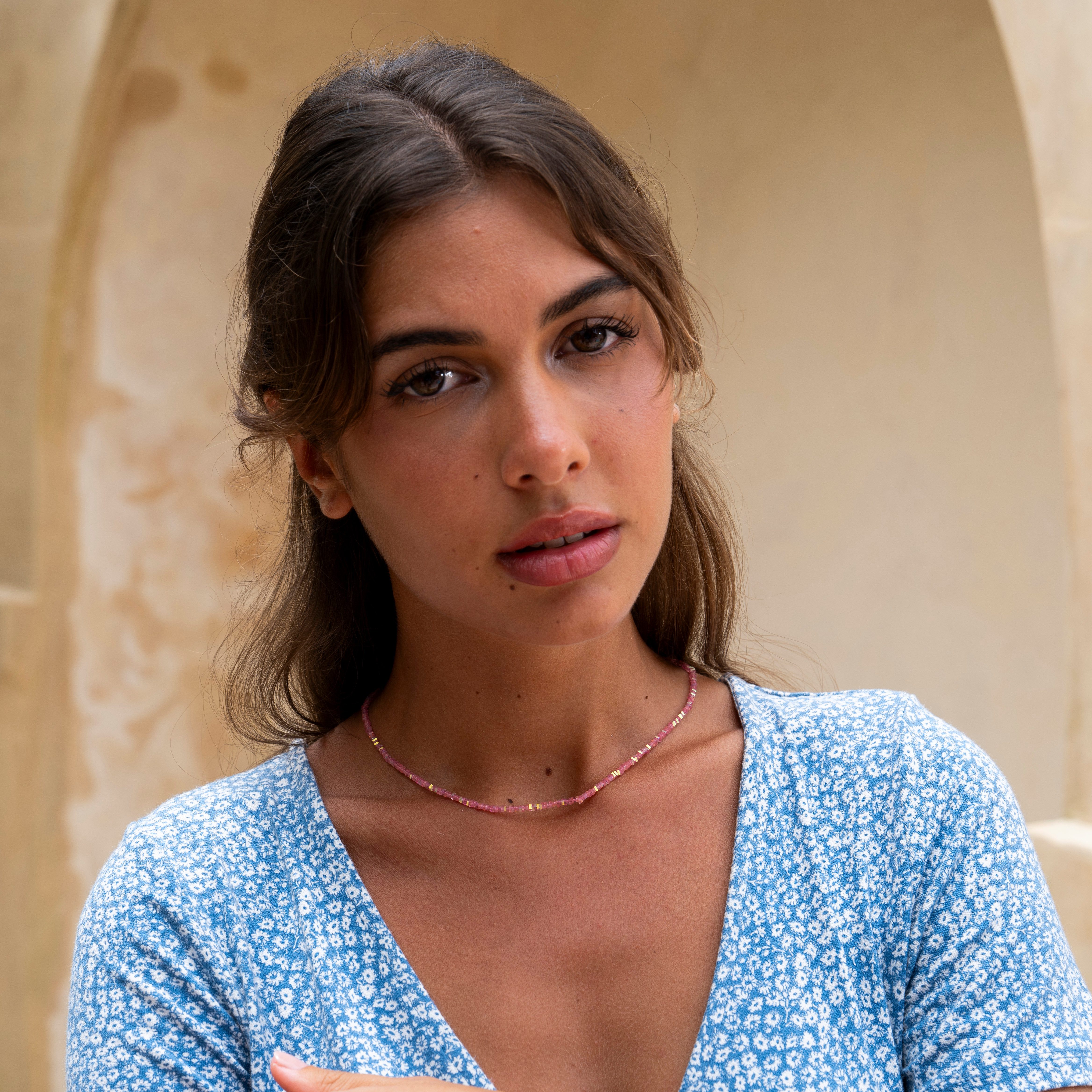 Made by Nami Perlenkette Damen Halskette bunt mit Perlen verstellbar Wasserfester Schmuck, aus Perlen – farbenfroh – mit Verlängerung – sommerlich