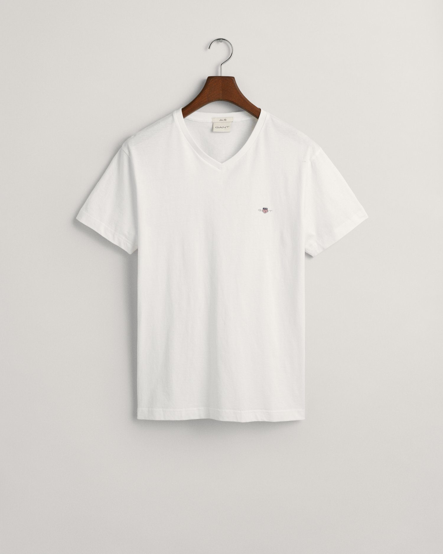 auf Gant white mit kleinen T-Shirt T-SHIRT der SLIM Logostickerei Brust einer V-NECK SHIELD