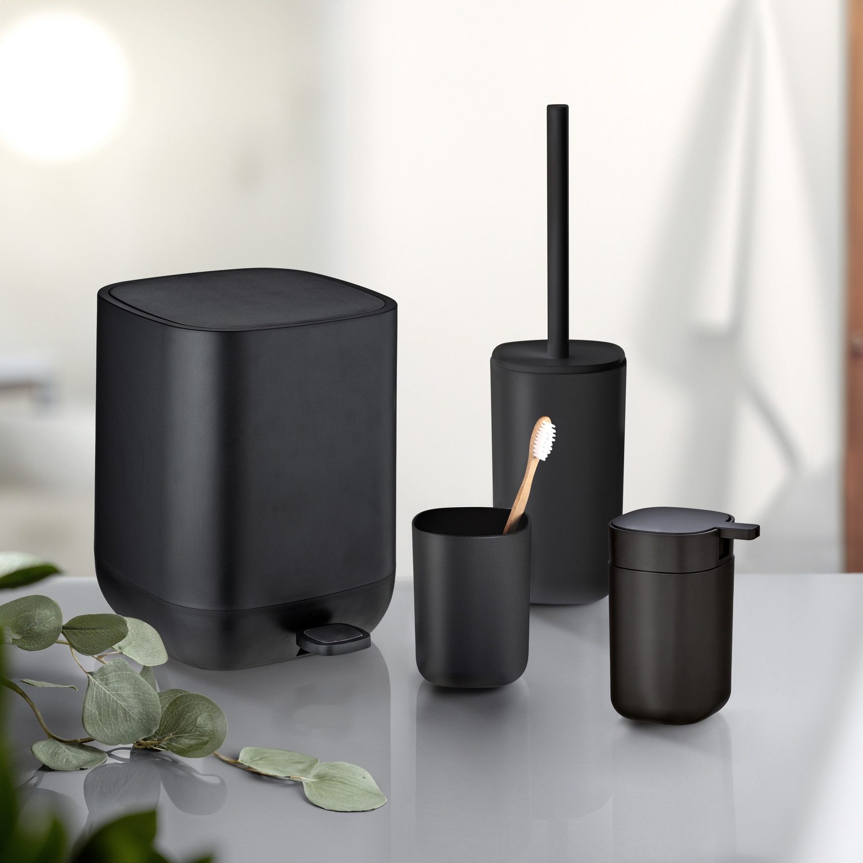 WENKO Badaccessoire-Set Davos, Set, 4 tlg., Seifenspender, Zahnputzbecher, WC-Garnitur & Kosmetikeimer