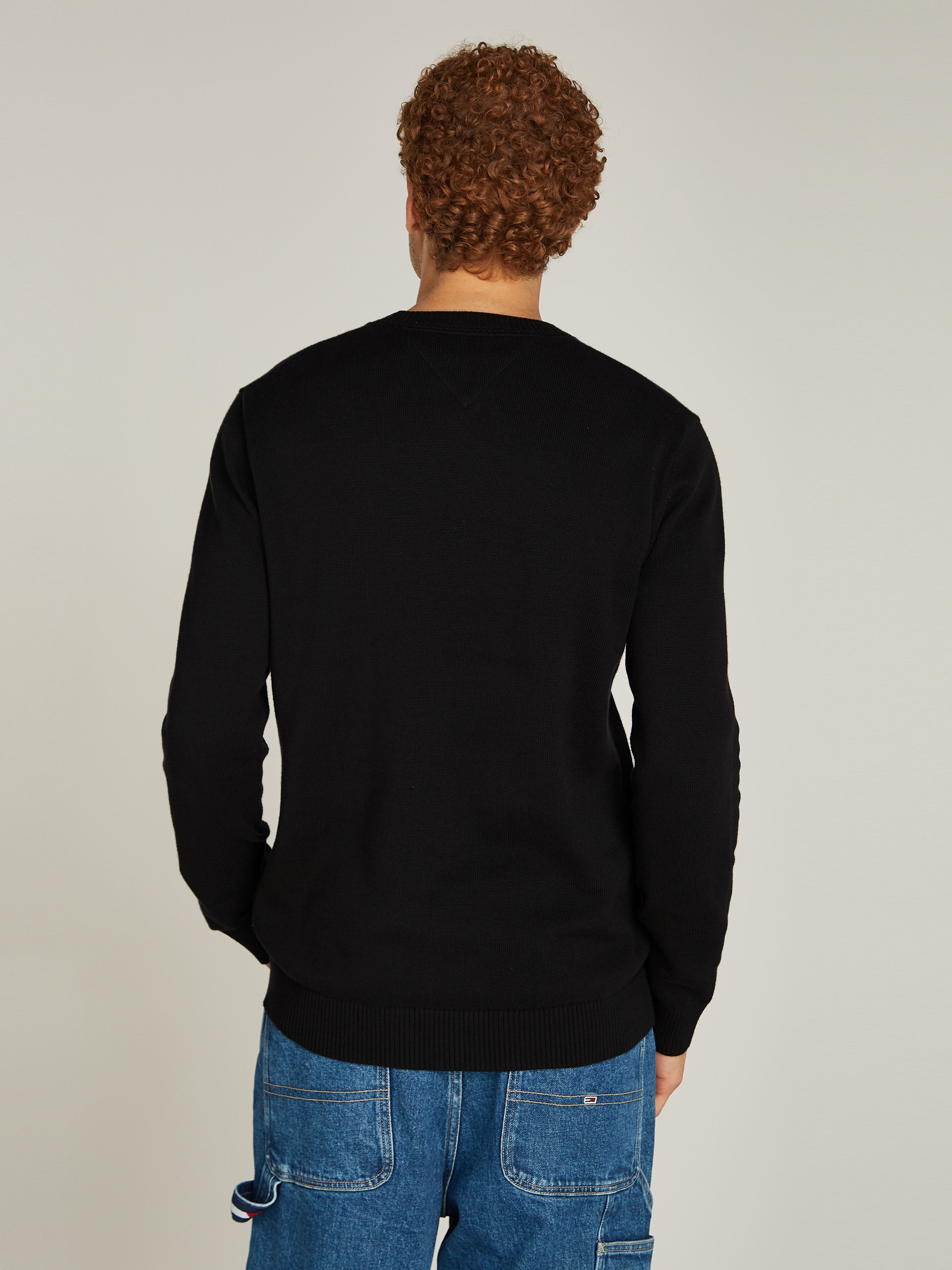 Tommy Jeans Rundhalspullover TJM SLIM ESSENTIAL LIGHT SWEATER mit Flag-Patch