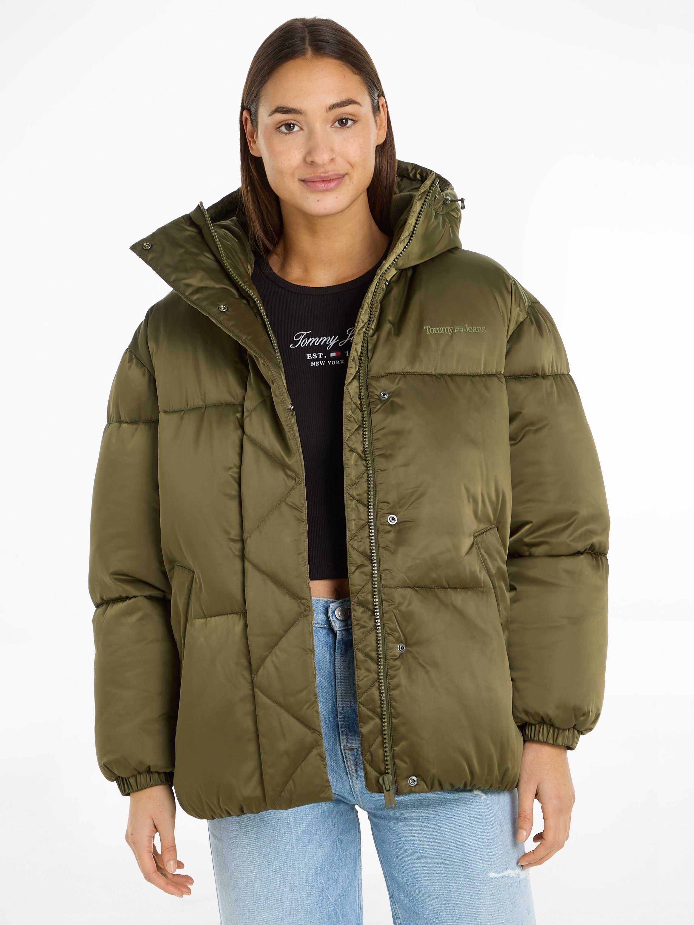 Tommy Jeans Steppjacke TJW OVR SATIN PUFFER mit Tommy Jeans Markenlabel