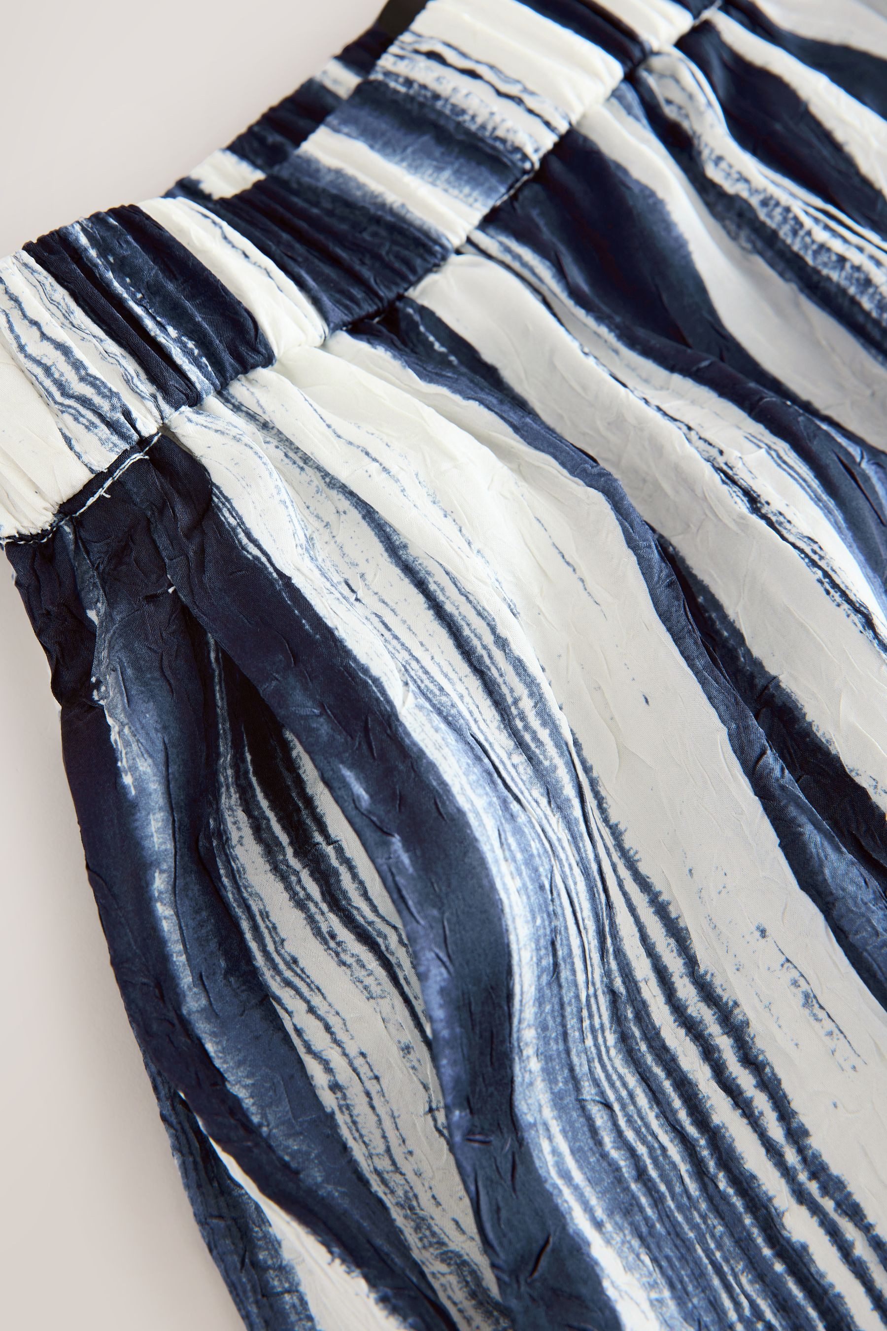 Next Dehnbund-Hose Satinhose mit weitem Bein in Knitteroptik (1-tlg)