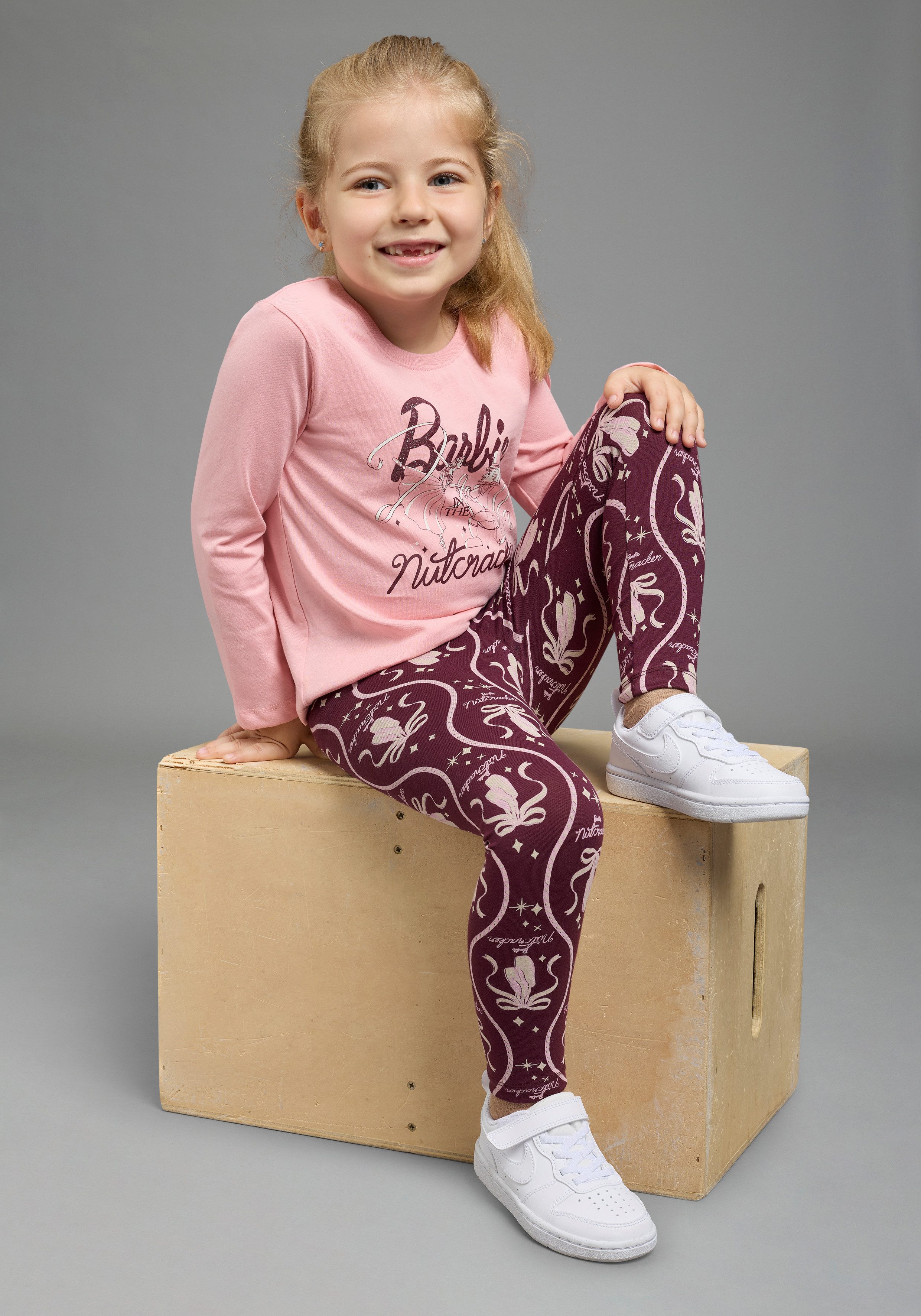 KIDSWORLD Leggings BARBIE Allover-Leggings, Mattel BARBIE Leggings, extra-eng geschnitten, für Mädchen, mit Allover-Druck – Bild 5 von 5