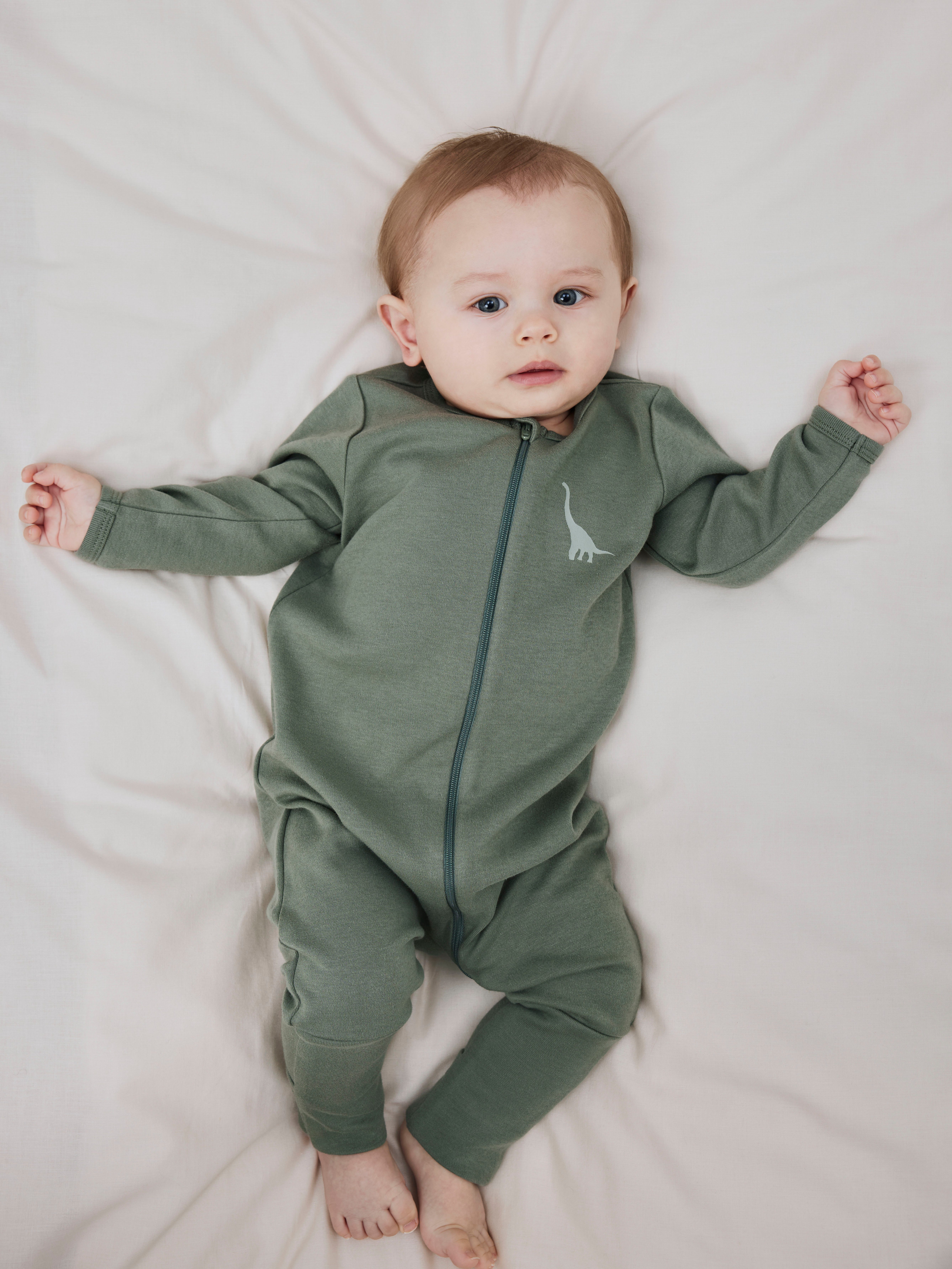 Name It Schlafanzug NBMNIGHTSUIT 2P ZIP FF GREEN DINO (Packung, 2 tlg) aus Baumwolle, normale Passform, mit Reißverschluss und Kinnschutz