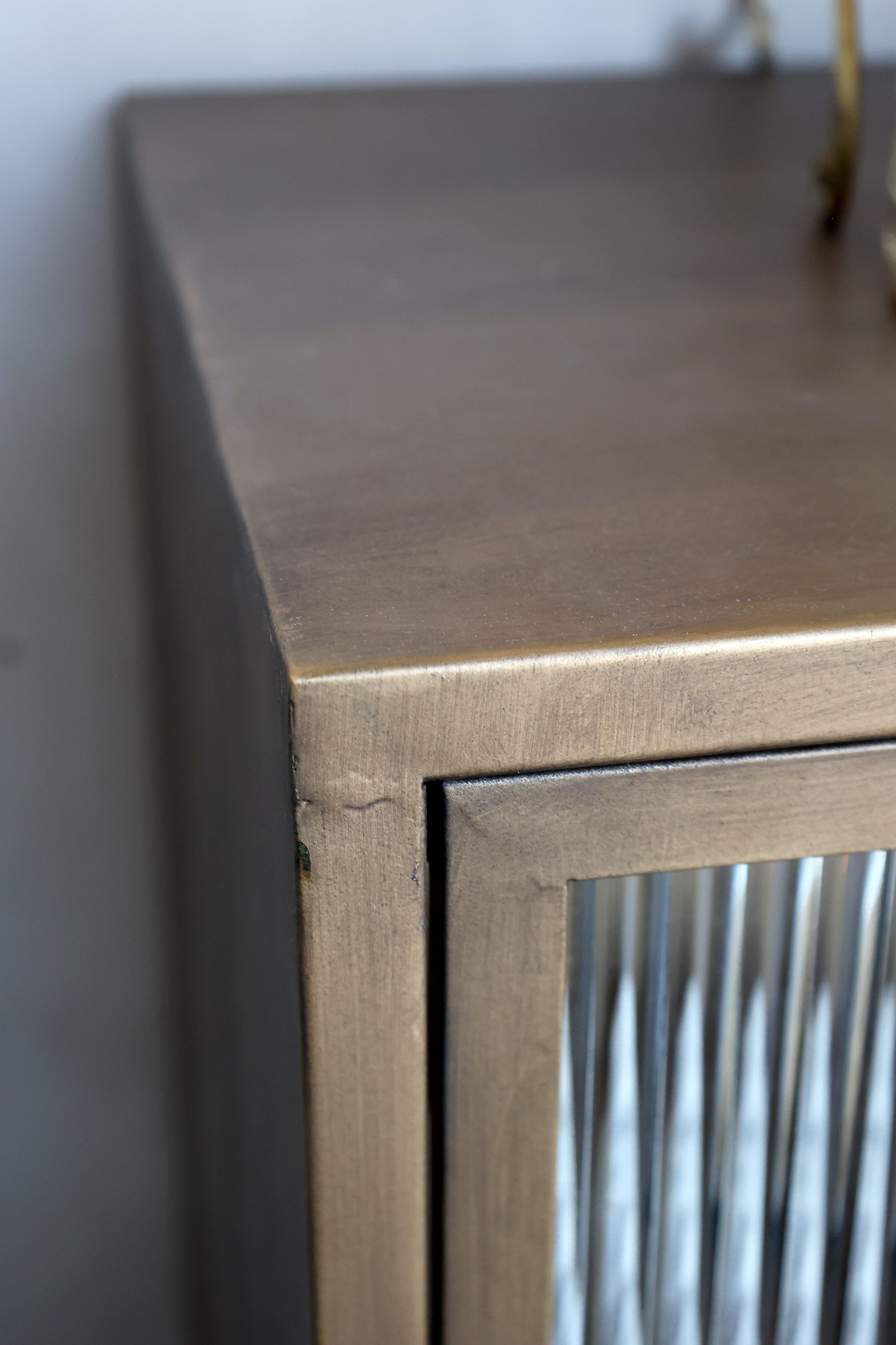 Chic Antique Vitrine Industrial Vitrine Kabinett Golden Amaury Geriffeltes Glas 150/60