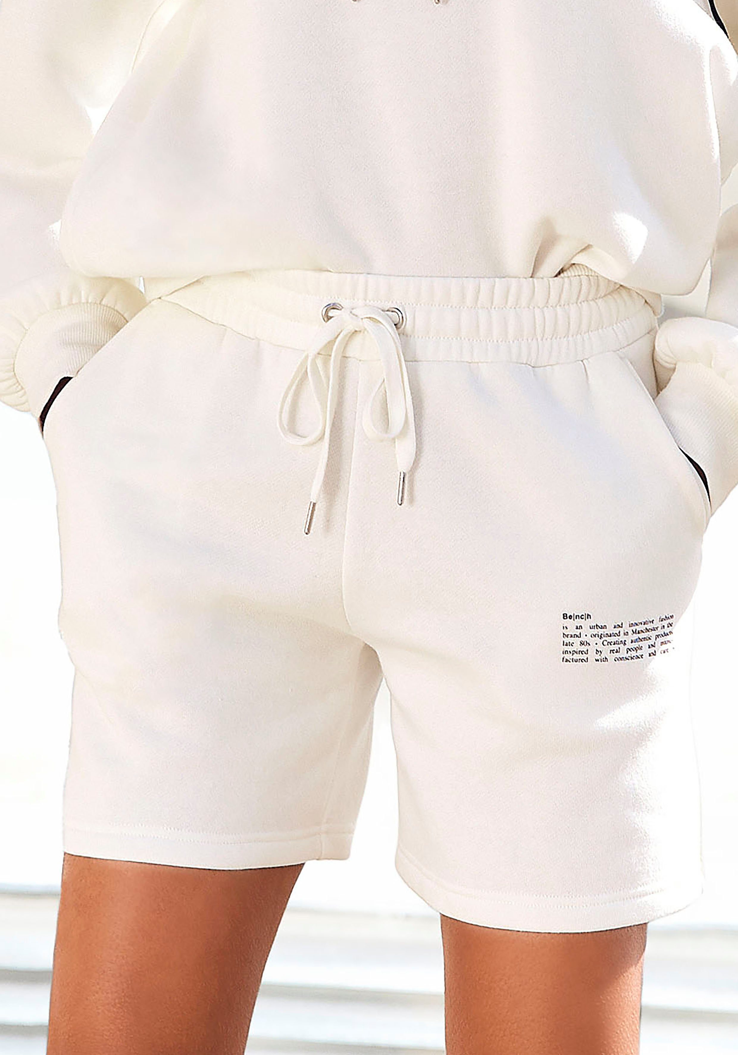 Bench. Shorts in weiter Form mit Logodruck hellbeige | Sweatshorts