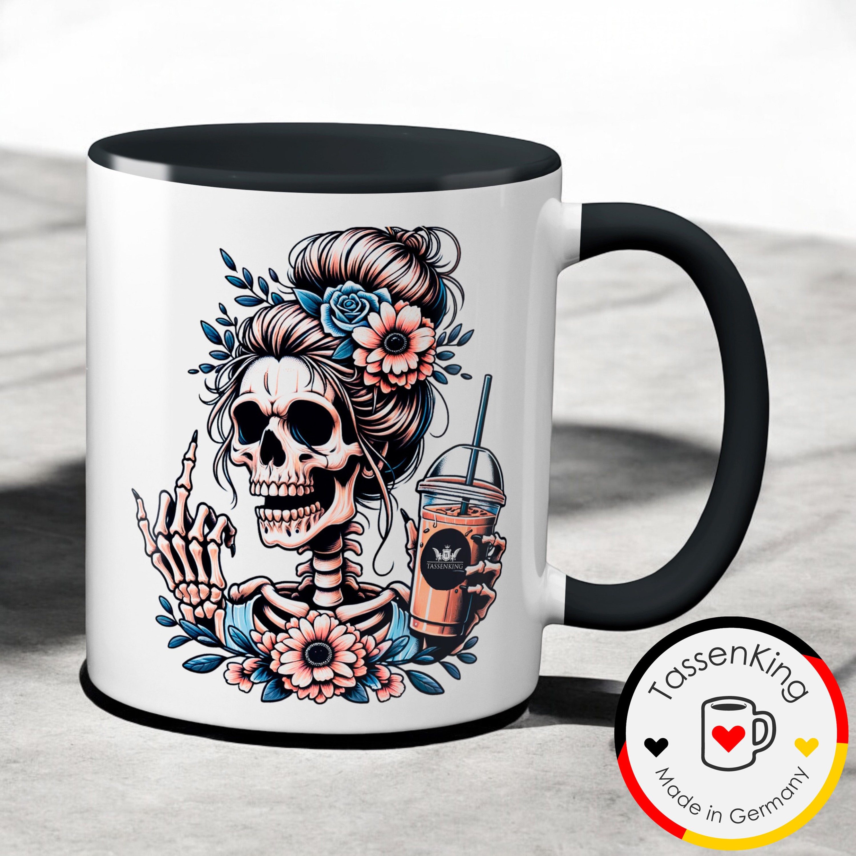 TASSENKING Tasse, Skull Frau mit Mittelfinger (FuckOff) und Kaffee / Schwarz