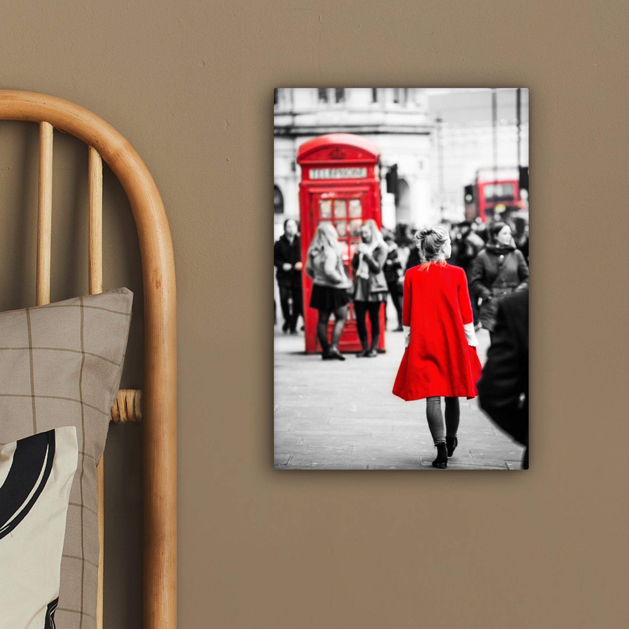 20x30 OneMillionCanvasses® fertig Leinwandbild Jacke, cm St), Schwarz-Weiß-Foto Frau inkl. einer (1 Zackenaufhänger, einer in Gemälde, roten die, durch Leinwandbild die bespannt