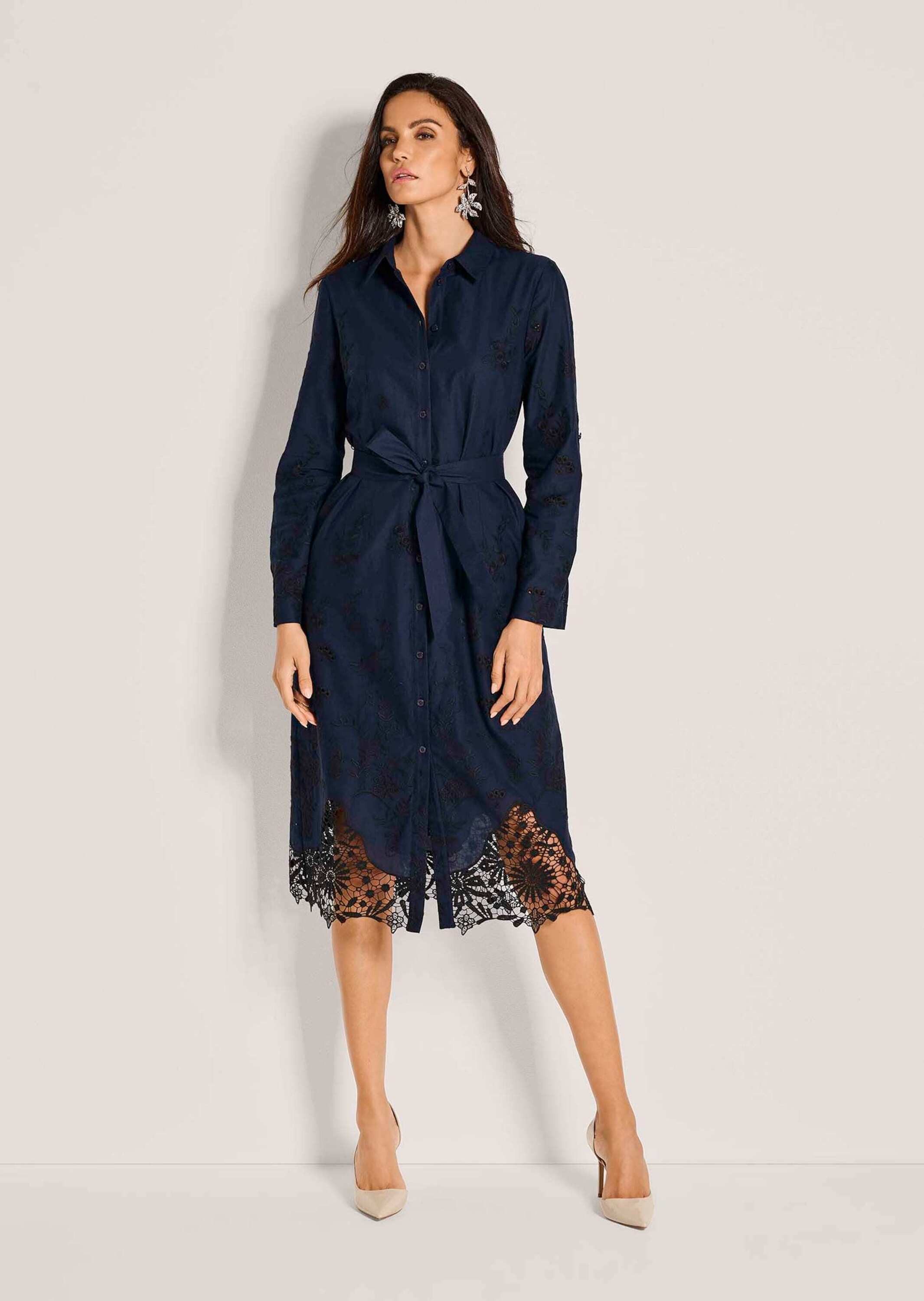 MADELEINE Maxikleid Baumwollkleid mit Spitze Midikleid mit Hemdkragen, Knopfleiste, Taschen, Knielänge und Langarm