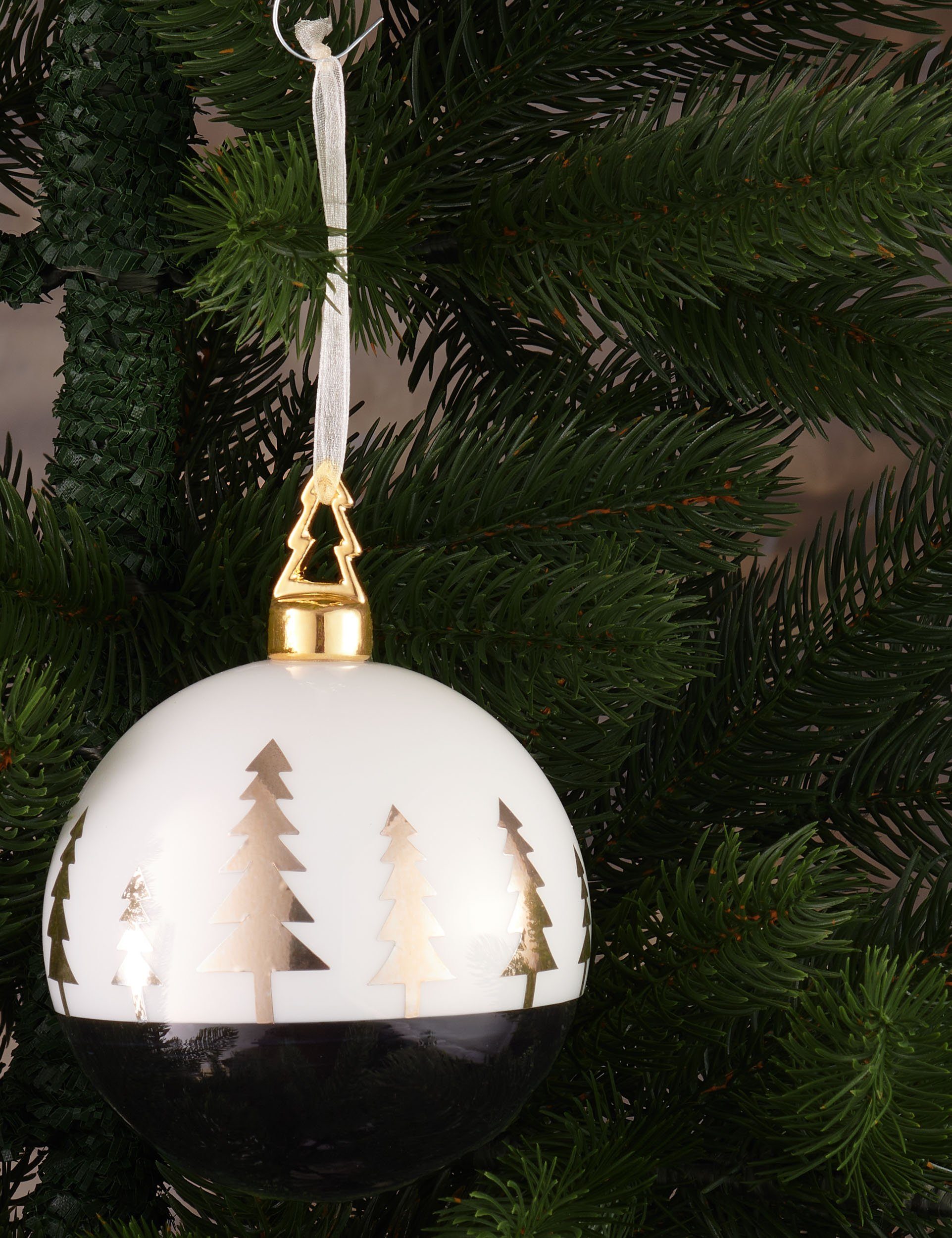 BRUBAKER Weihnachtsbaumkugel Premium Weihnachtskugel Tannenbaum Gold - 10 cm Baumkugel aus Glas (1 St), Weiß Schwarz mit goldener Weihnachtsbaum Figur - Handbemalt