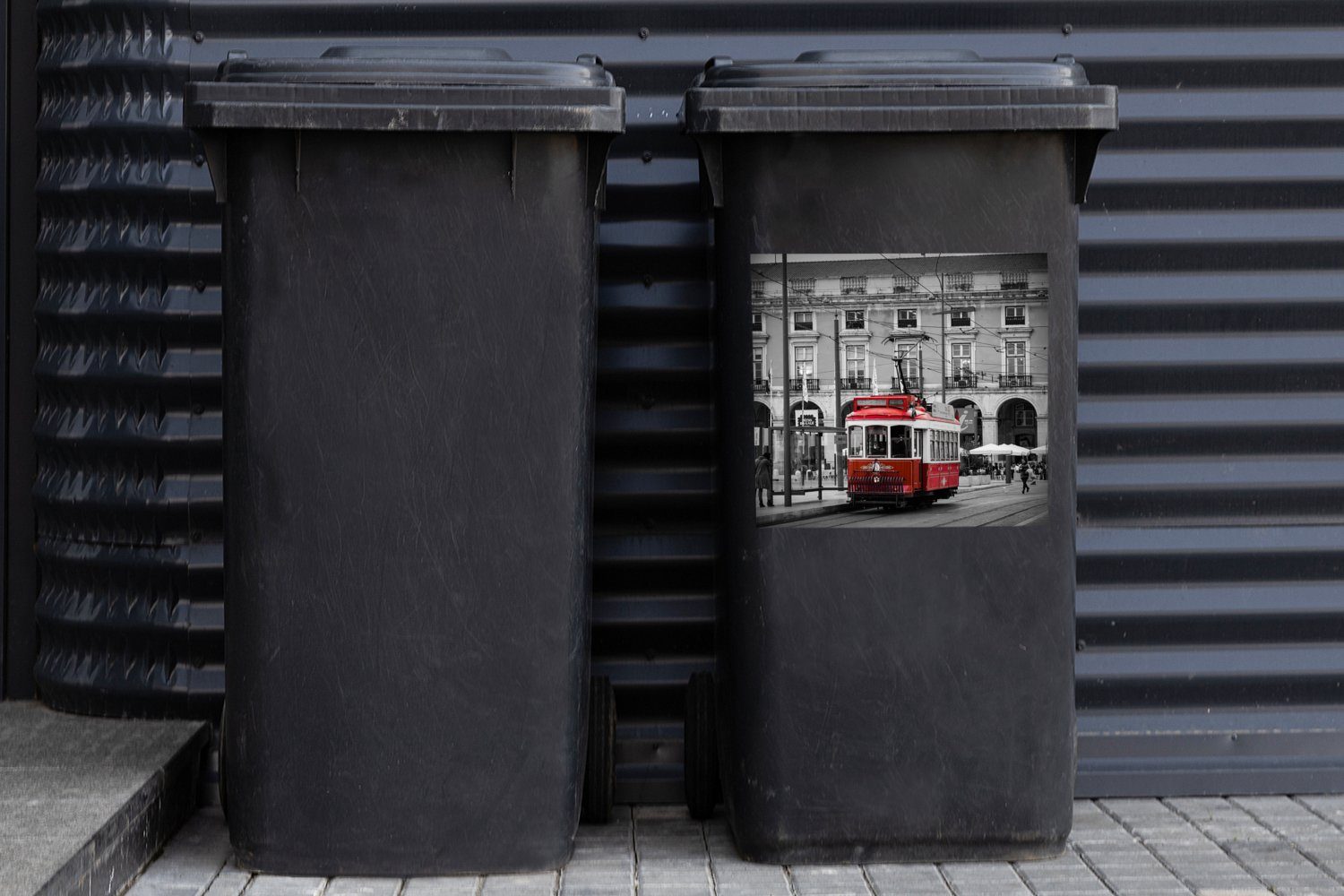 Straßenbahn Container, (1 Schwarz-Weiß-Foto Abfalbehälter St), Mülleimer-aufkleber, einer MuchoWow Sticker, mit Wandsticker roten Mülltonne,