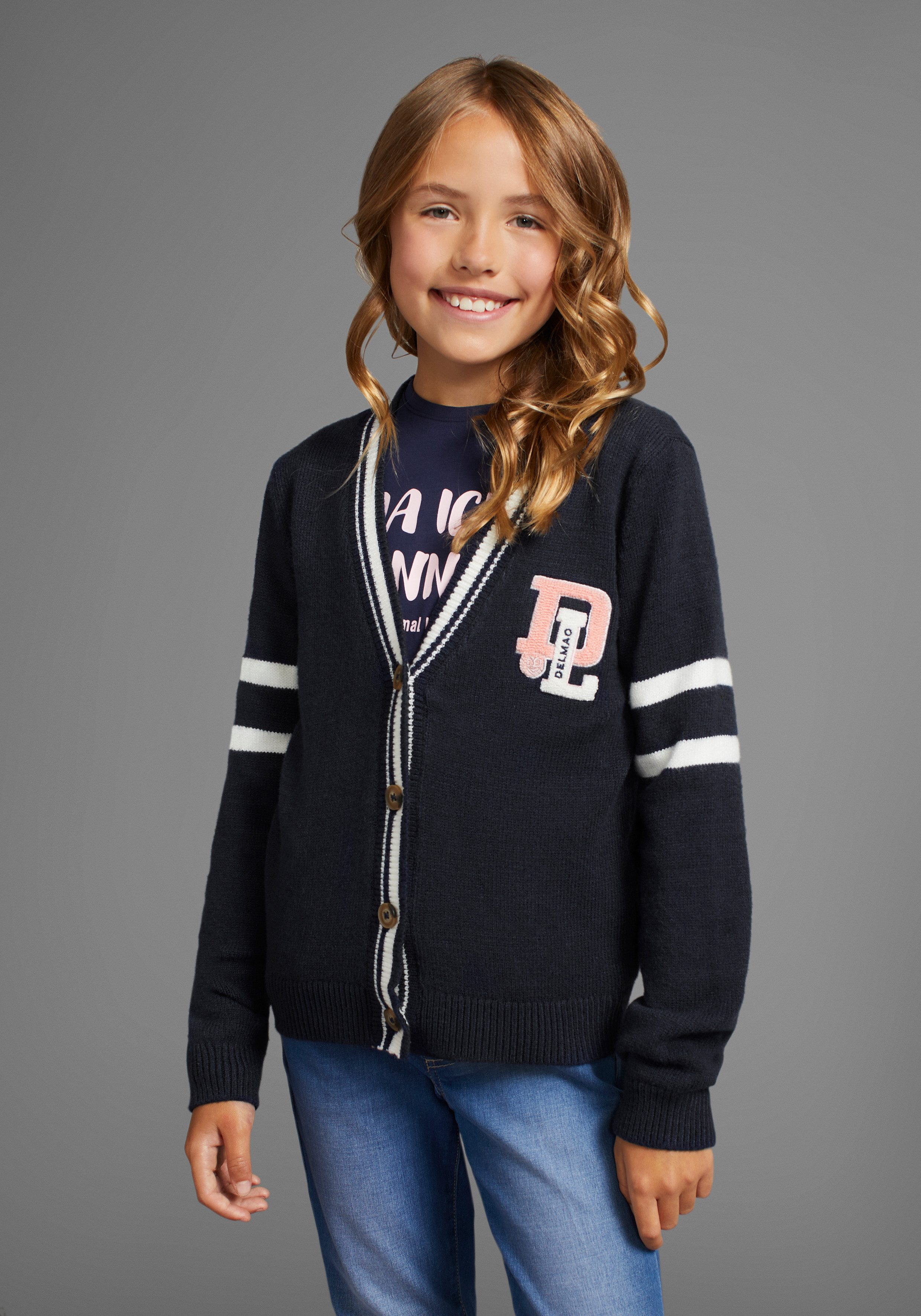 DELMAO Strickjacke im Collegestyle mit Badge Trendiger Style für Девочкам