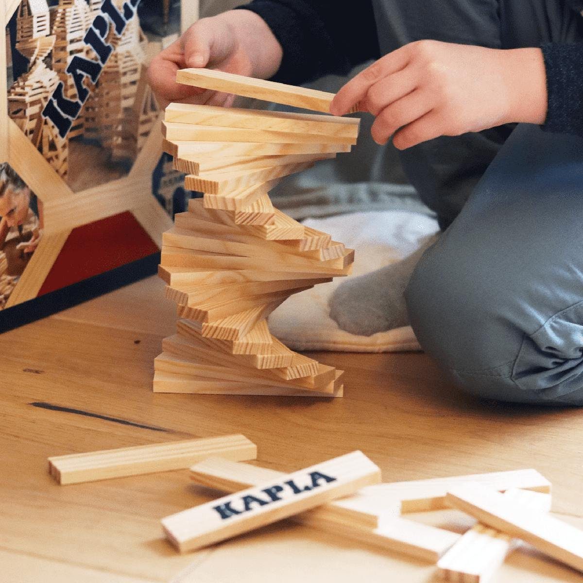 KAPLA® Bausteine 200 Stück aus Pinienholz in einer Box Spielbausteine, (200 St) – Bild 3 von 3