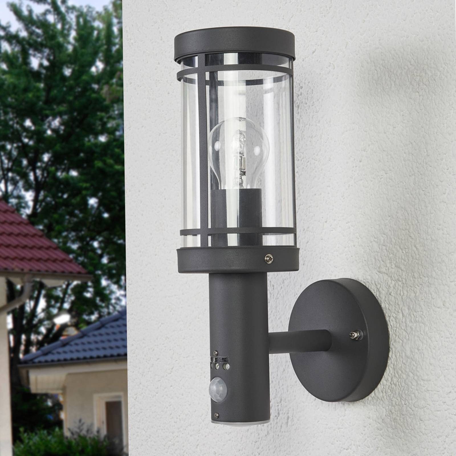 Lindby Außen-Wandleuchte Djori, Edelstahl Alu IP44mit Bewegungsmelder, 1 x 15 W LED